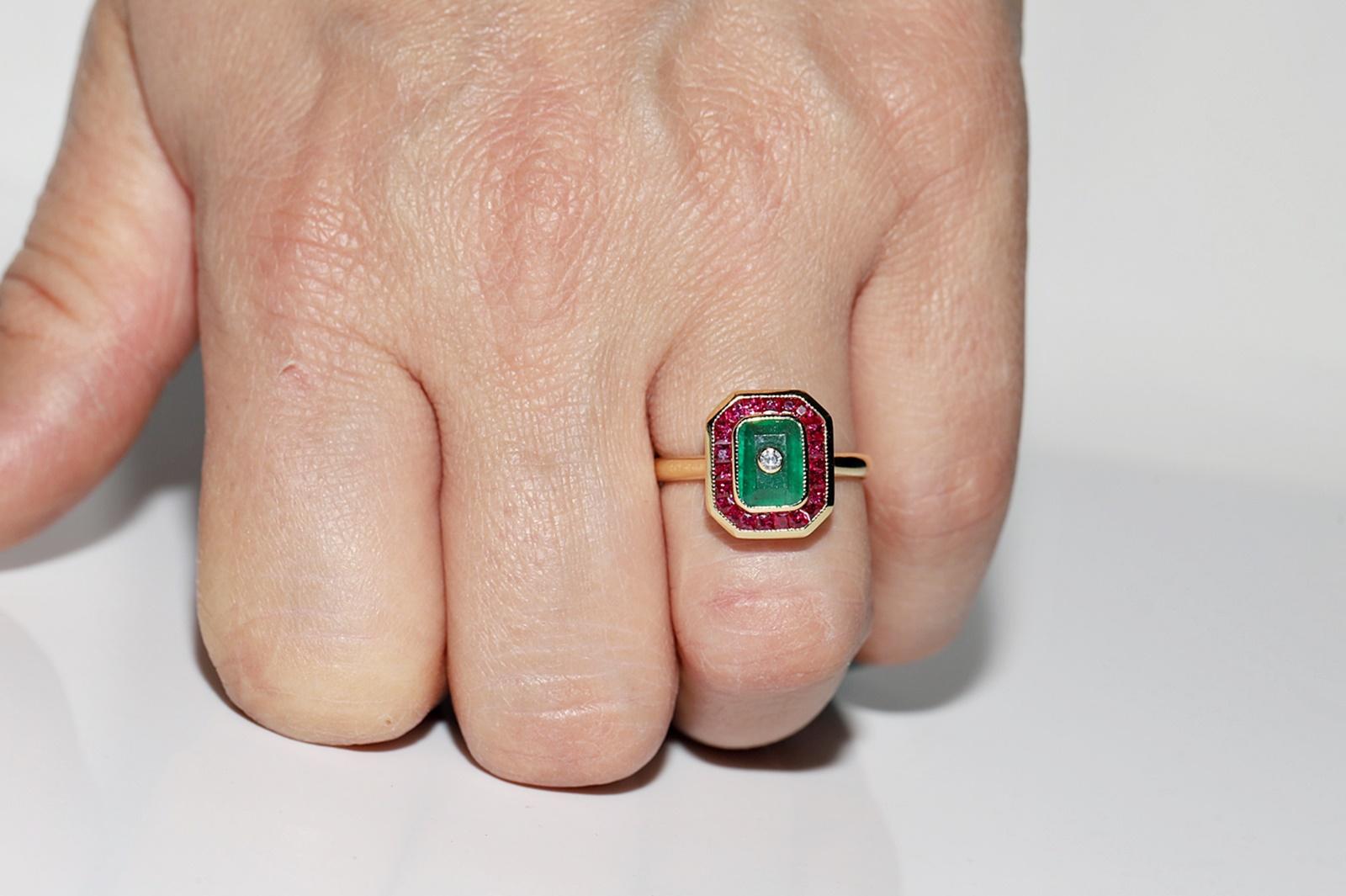 New Made 18k Gold Natural Diamond And Emerald Caliber Ruby Decorated Ring  For Sale 11