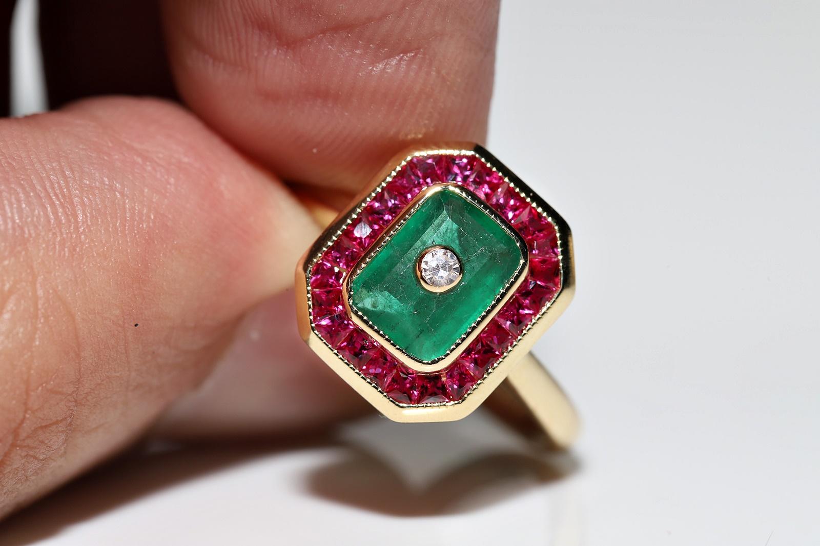 New Made 18k Gold Natural Diamond And Emerald Caliber Ruby Decorated Ring  For Sale 3