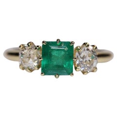 Jolie bague en or 18k ornée de diamants naturels et d
émeraudes, de fabrication récente