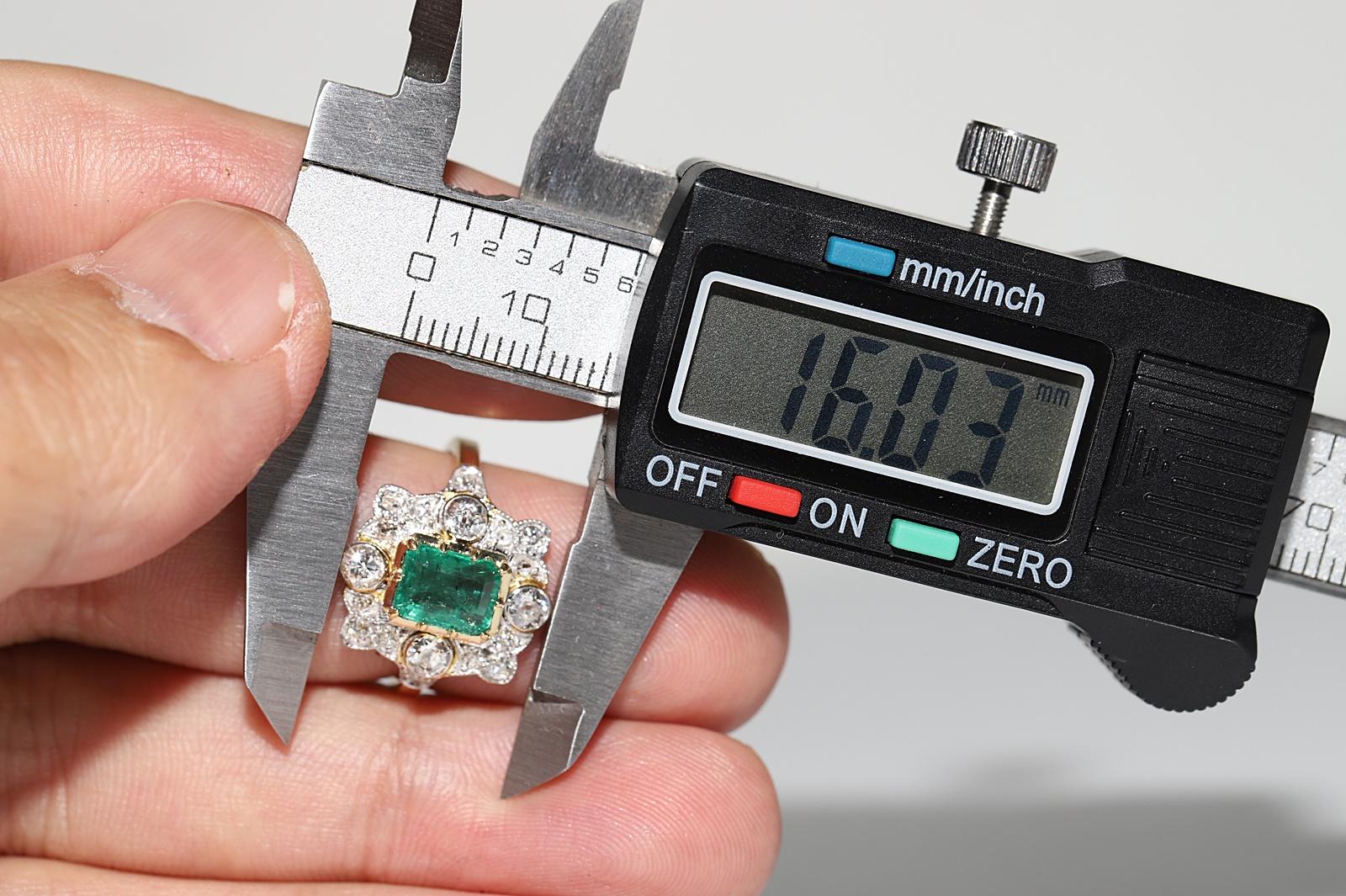 Bague de fabrication neuve en or 18 carats décorée de diamants naturels et d'émeraudes en vente 8