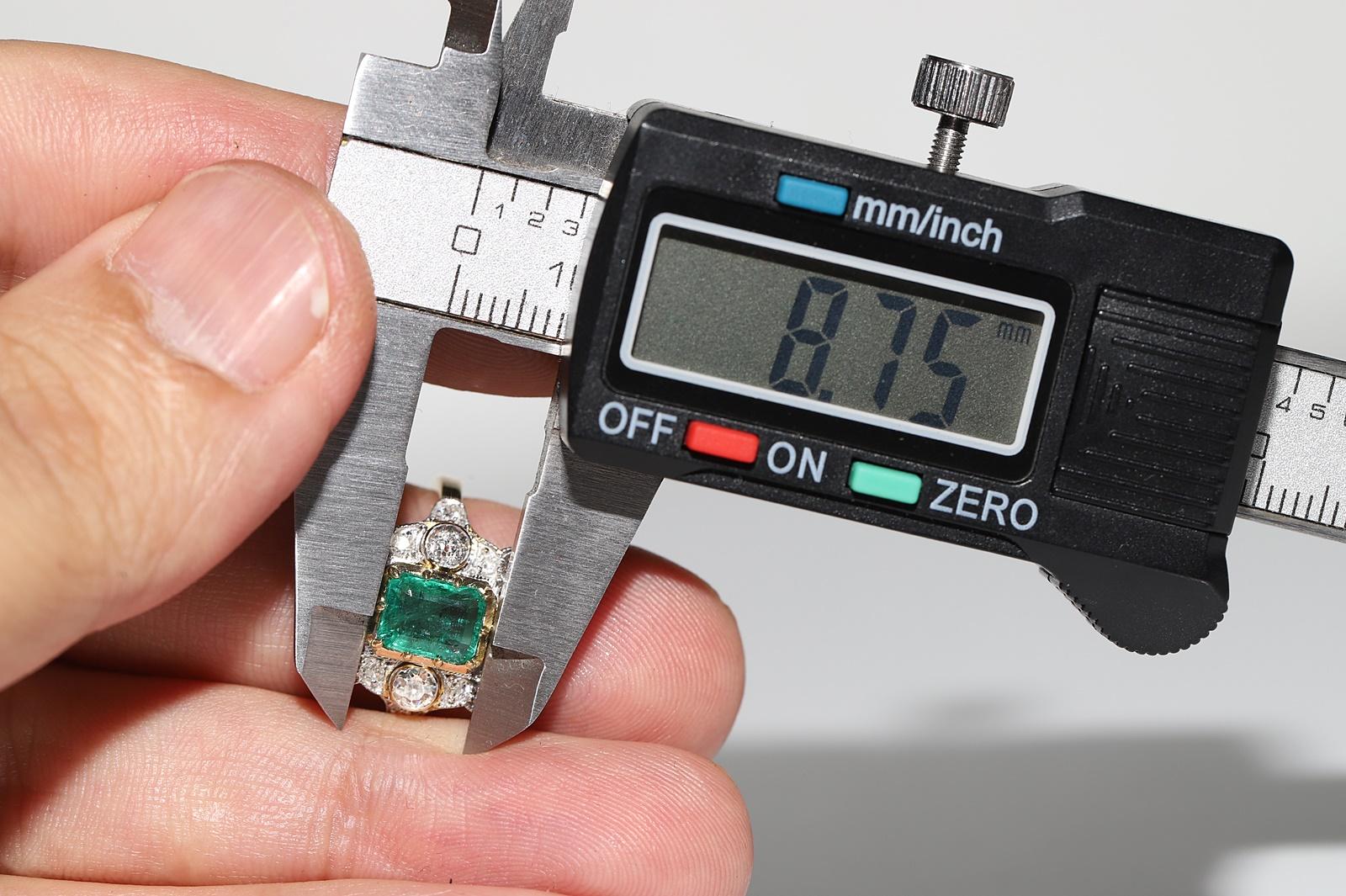 Bague de fabrication neuve en or 18 carats décorée de diamants naturels et d'émeraudes en vente 9