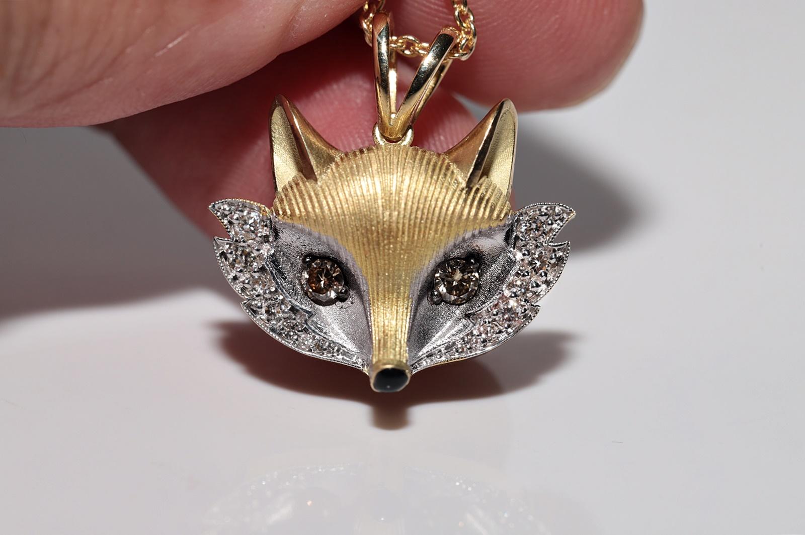 Collana con ciondolo a forma di volpe decorata con diamanti naturali e smalto, New Made 18k Gold in vendita 4