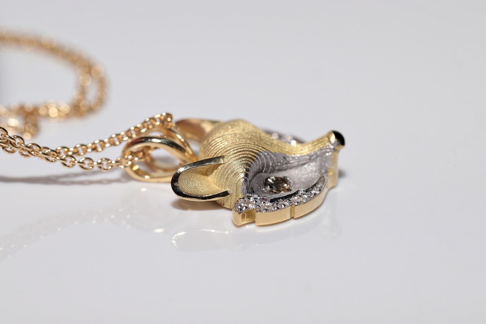 Collana con ciondolo a forma di volpe decorata con diamanti naturali e smalto, New Made 18k Gold in vendita 5