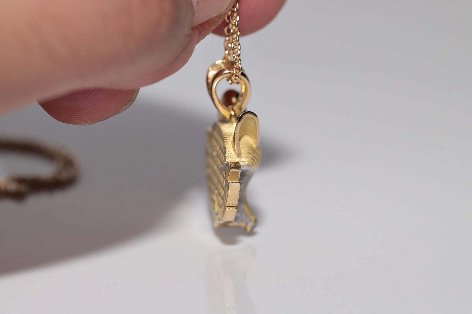 Collana con ciondolo a forma di volpe decorata con diamanti naturali e smalto, New Made 18k Gold in vendita 8