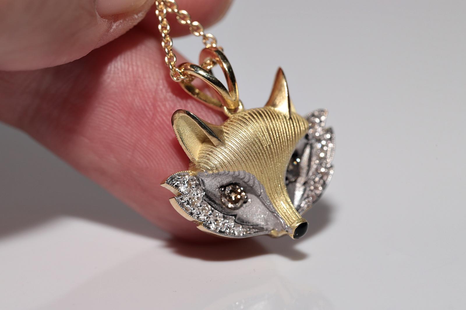 Collana con ciondolo a forma di volpe decorata con diamanti naturali e smalto, New Made 18k Gold in vendita 9