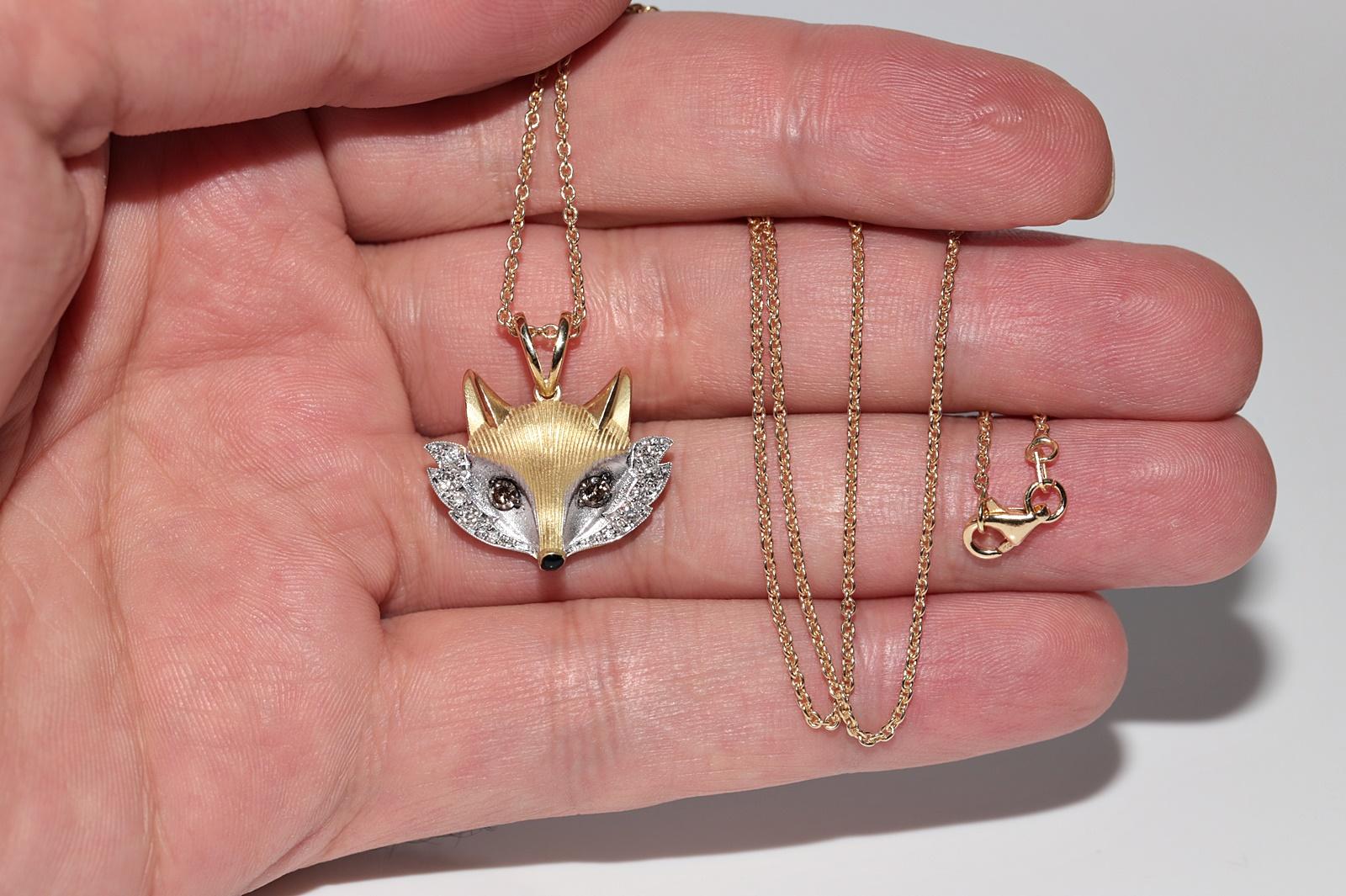 Collana con ciondolo a forma di volpe decorata con diamanti naturali e smalto, New Made 18k Gold in vendita 11