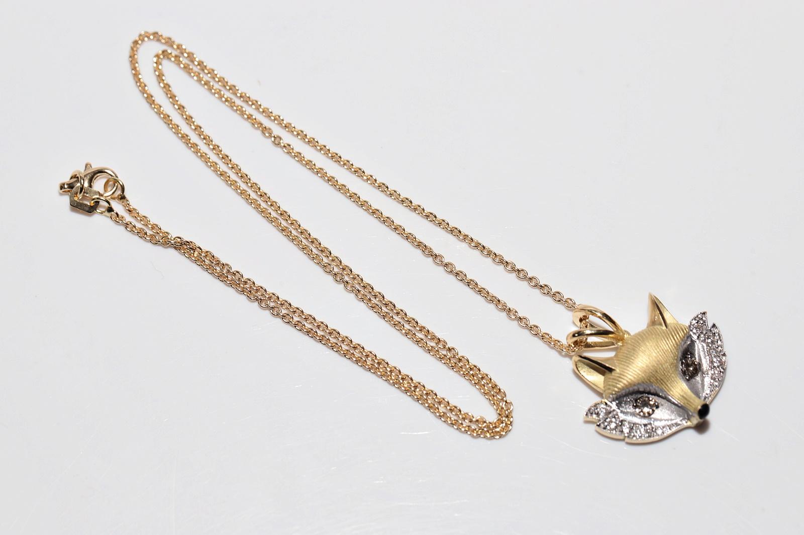 Collana con ciondolo a forma di volpe decorata con diamanti naturali e smalto, New Made 18k Gold in vendita 12
