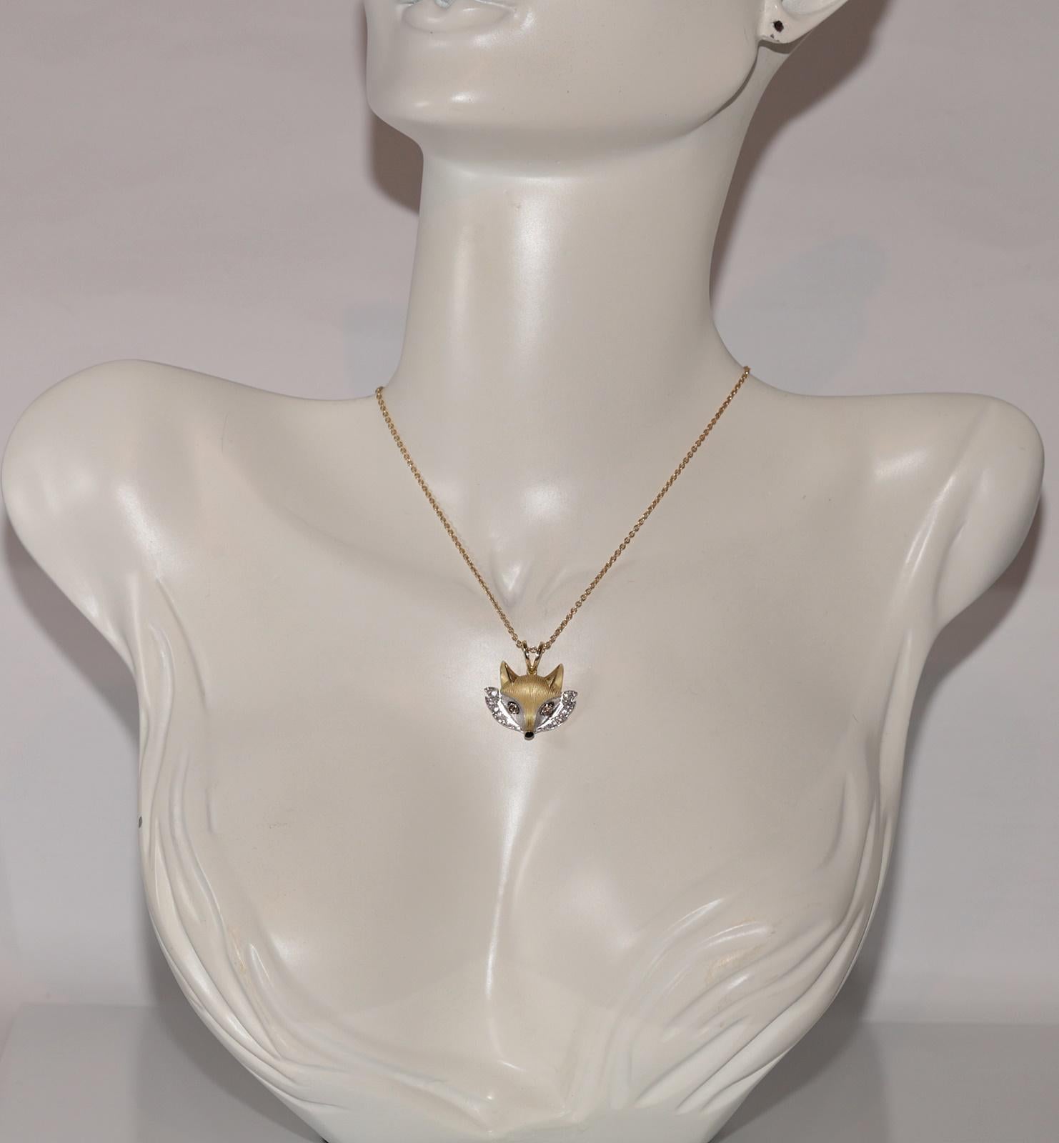 Moderno Collana con ciondolo a forma di volpe decorata con diamanti naturali e smalto, New Made 18k Gold in vendita
