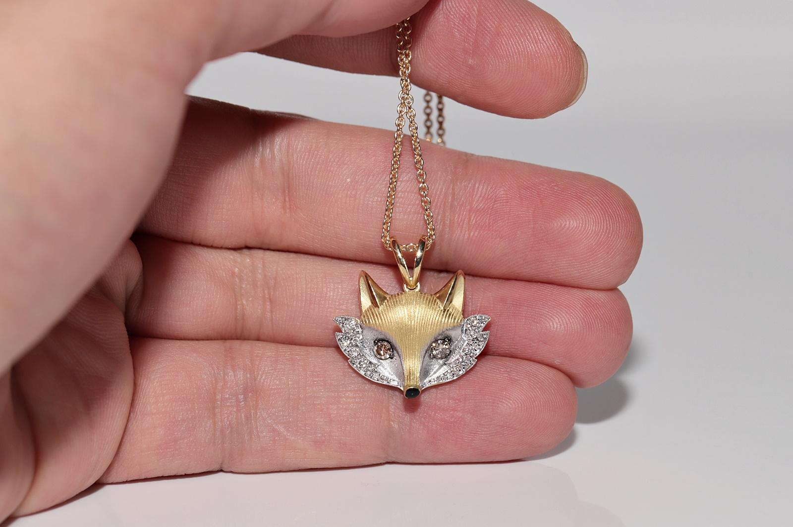 Collana con ciondolo a forma di volpe decorata con diamanti naturali e smalto, New Made 18k Gold in vendita 1