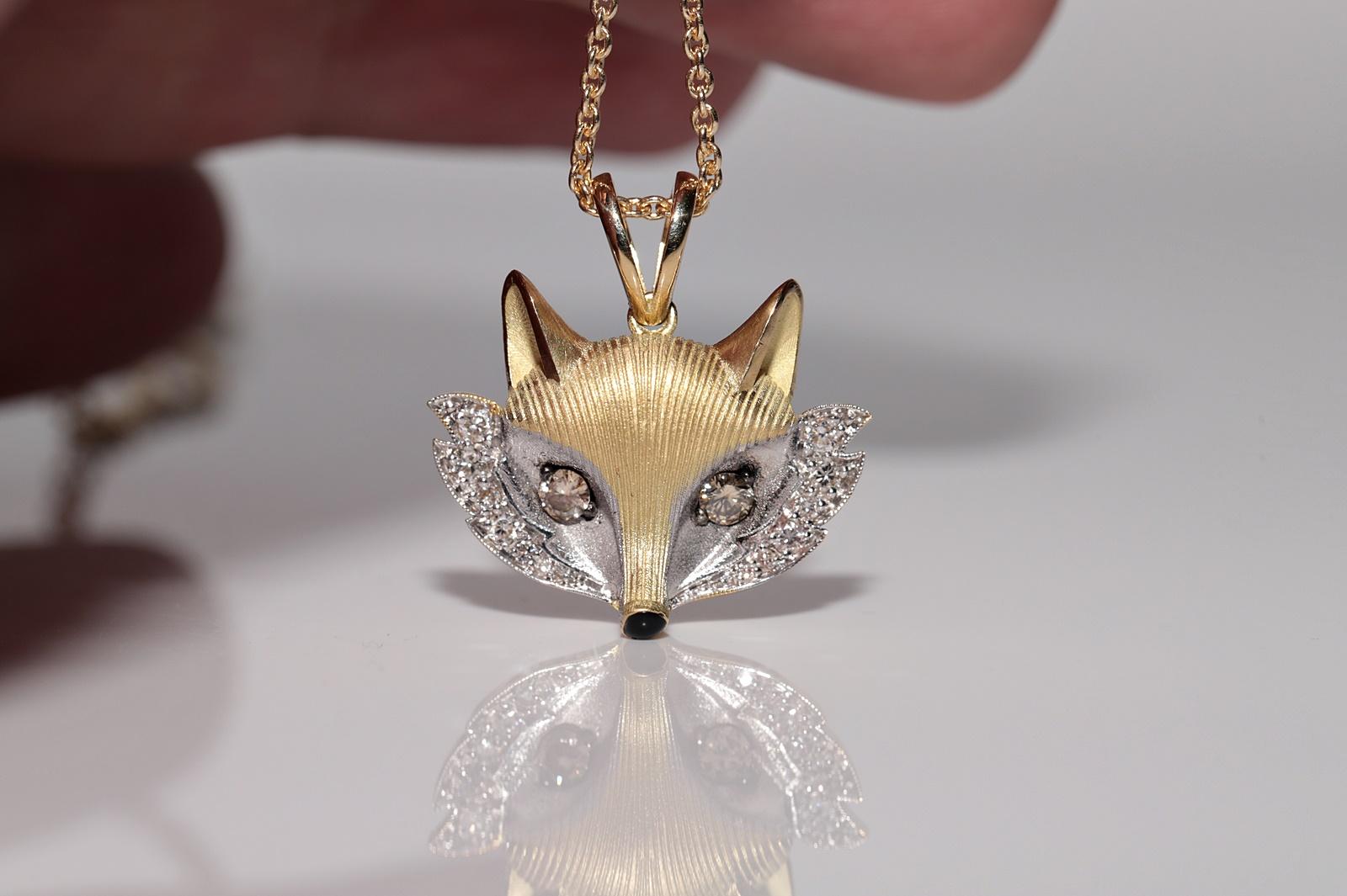 Collana con ciondolo a forma di volpe decorata con diamanti naturali e smalto, New Made 18k Gold in vendita 2
