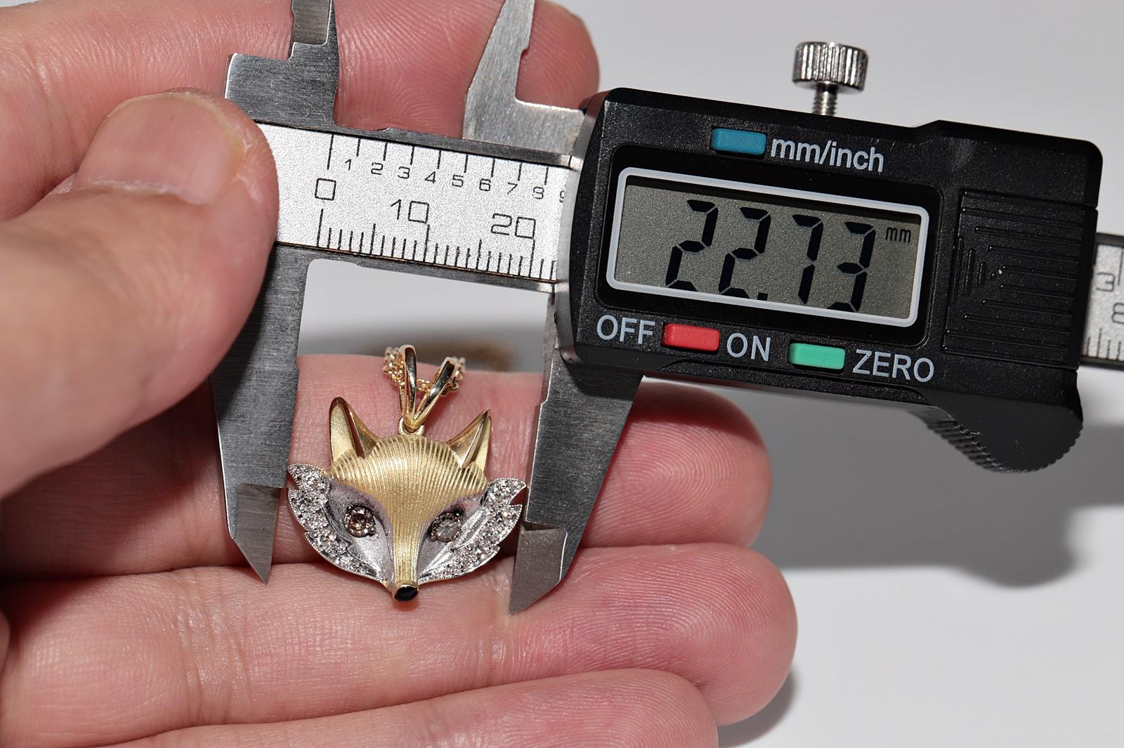 Collana con ciondolo a forma di volpe decorata con diamanti naturali e smalto, New Made 18k Gold in vendita 3