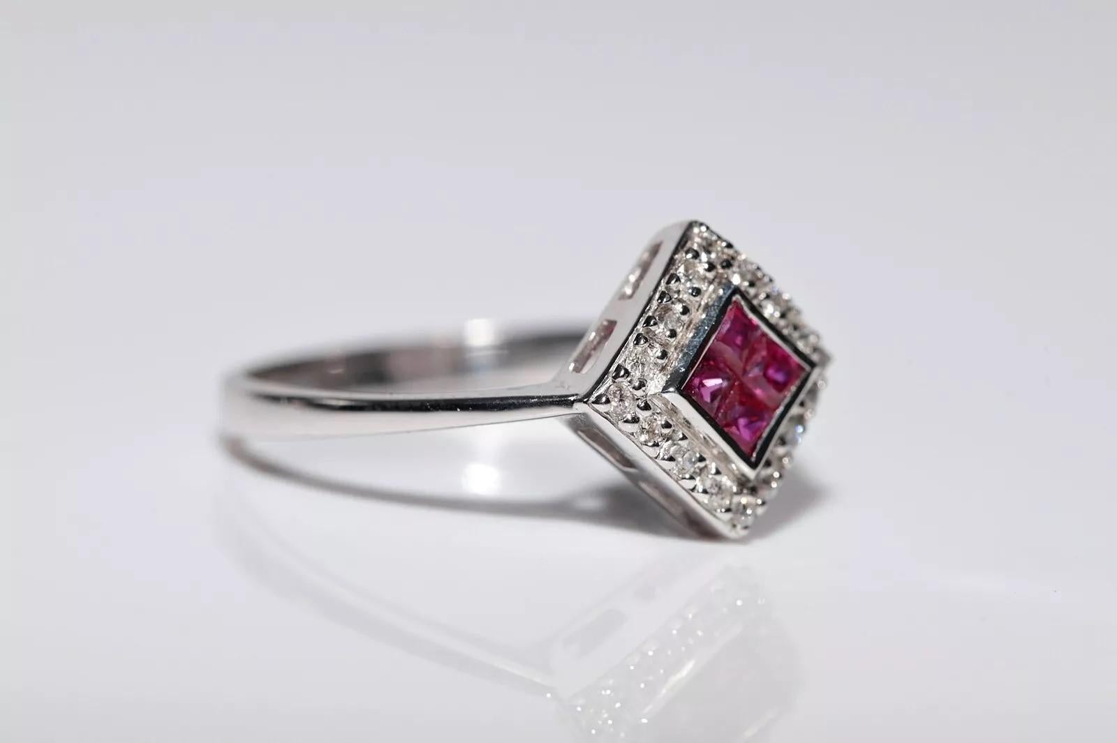 Anillo decorado con diamantes naturales y rubíes talla princesa en oro de 18 quilates de nueva factura Moderno en venta