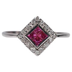 Anillo decorado con diamantes naturales y rubíes talla princesa en oro de 18 quilates de nueva factura