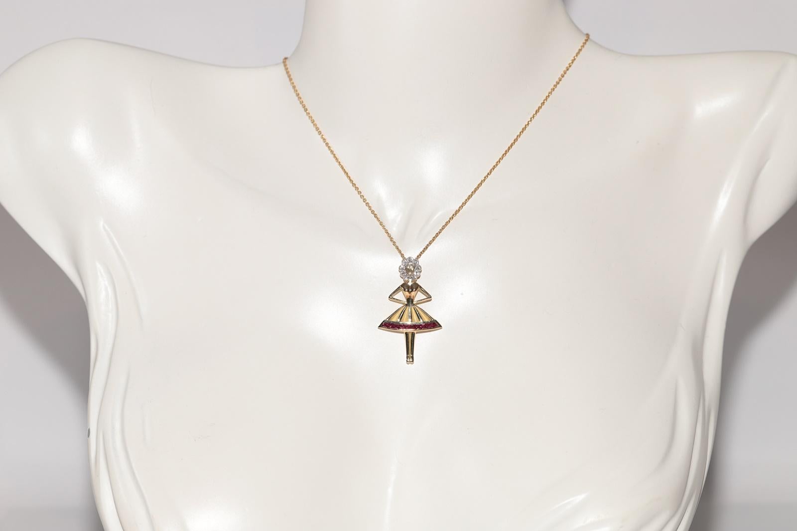 In ottime condizioni.
Il peso totale è di 5,7 grammi.
Totalmente è un diamante taglio brillante da 0,08 ct.
Totalmente è un diamante taglio rosa da 0.08 ct.
Il diamante ha colore H e purezza vvs-vs.
La lunghezza totale della catena è di 45 cm.
Per