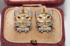 Orecchino di nuova fabbricazione in oro 18k con diamante naturale e rubino decorato con un disegno di gatto