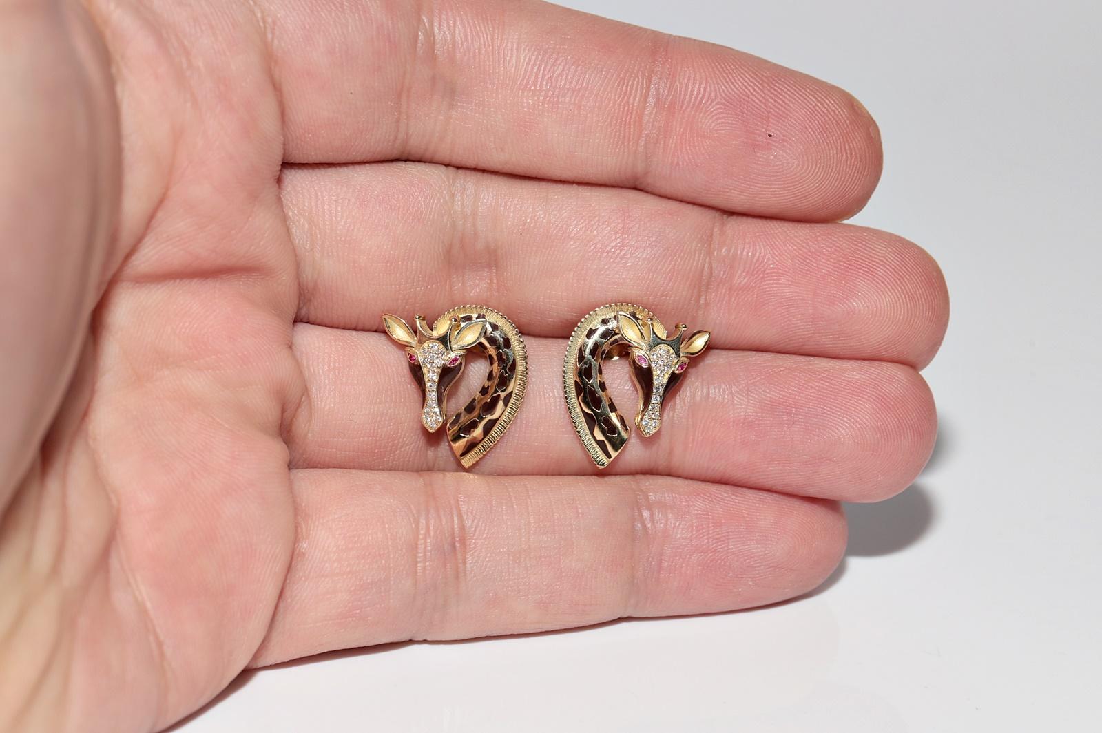 Taille brillant New Made Boucle d'oreille Girafe en or 18k, diamant naturel et rubis émaillé en vente