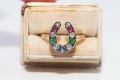 Neu gefertigter Ring aus 18 Karat Gold mit natürlichen Diamanten, Rubinen, Saphiren und Smaragden in Hufeisenform