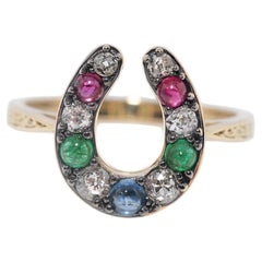 Neu gefertigter Ring aus 18 Karat Gold mit natürlichen Diamanten, Rubinen, Saphiren und Smaragden in Hufeisenform