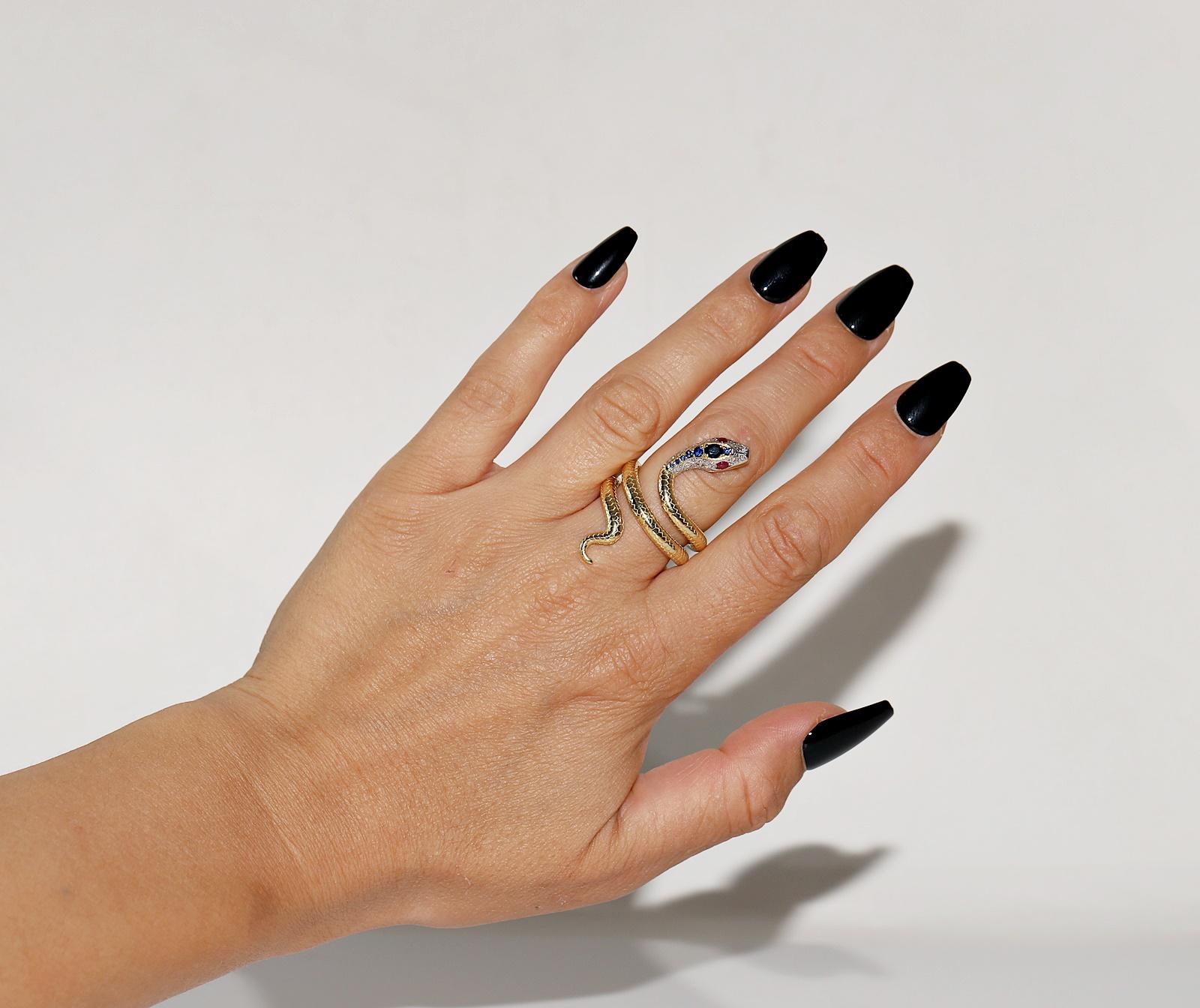 Bague serpent en or 18 carats, avec diamants naturels, saphirs et rubis en vente 7