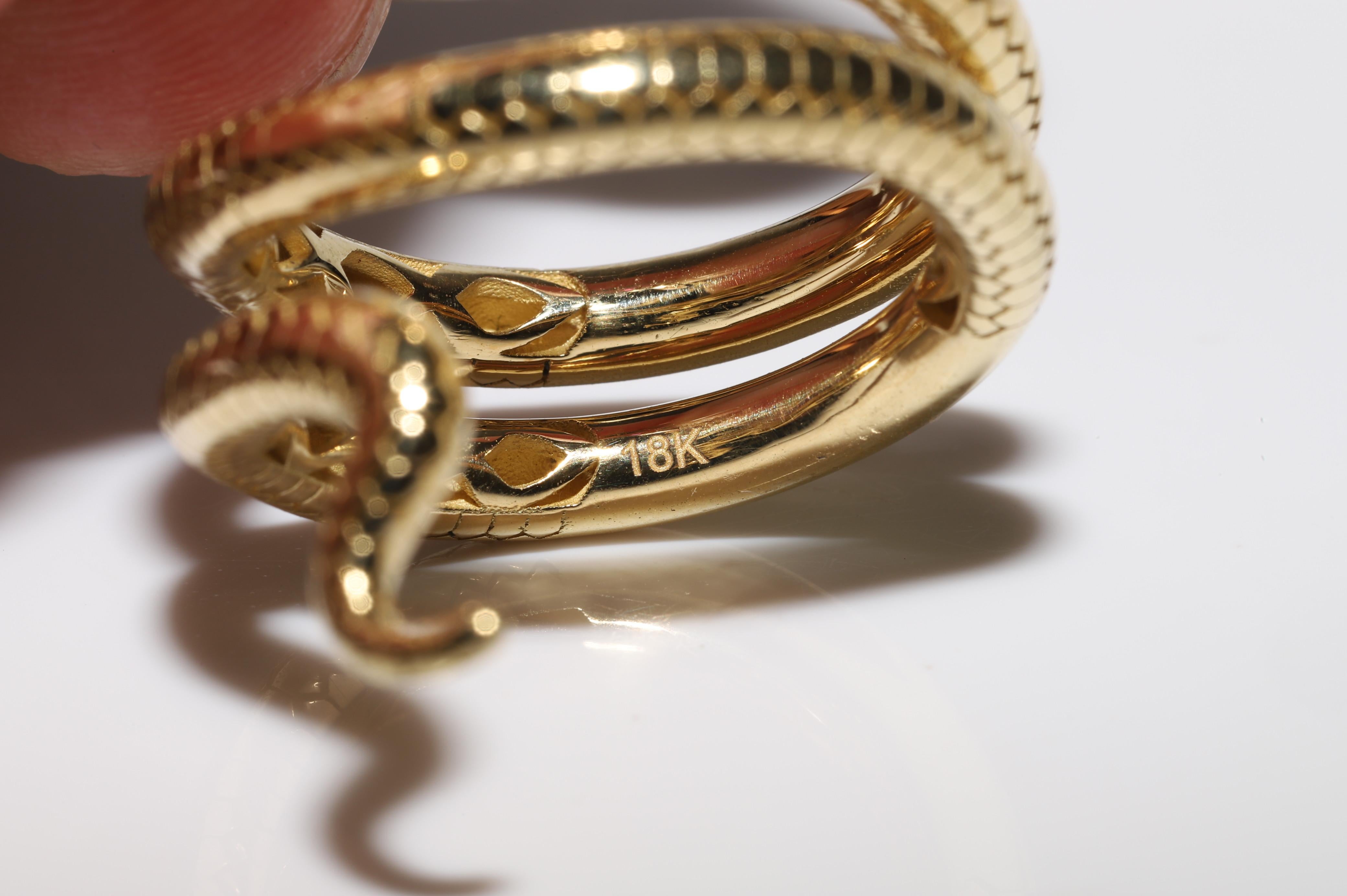 Bague serpent en or 18 carats, avec diamants naturels, saphirs et rubis en vente 11