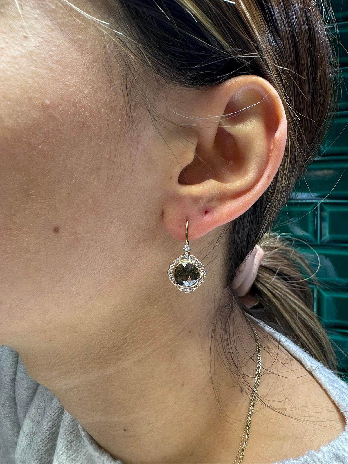 New Made 18k Gold Natural Diamond Decorated Drop Amazing Earring in vendita 7