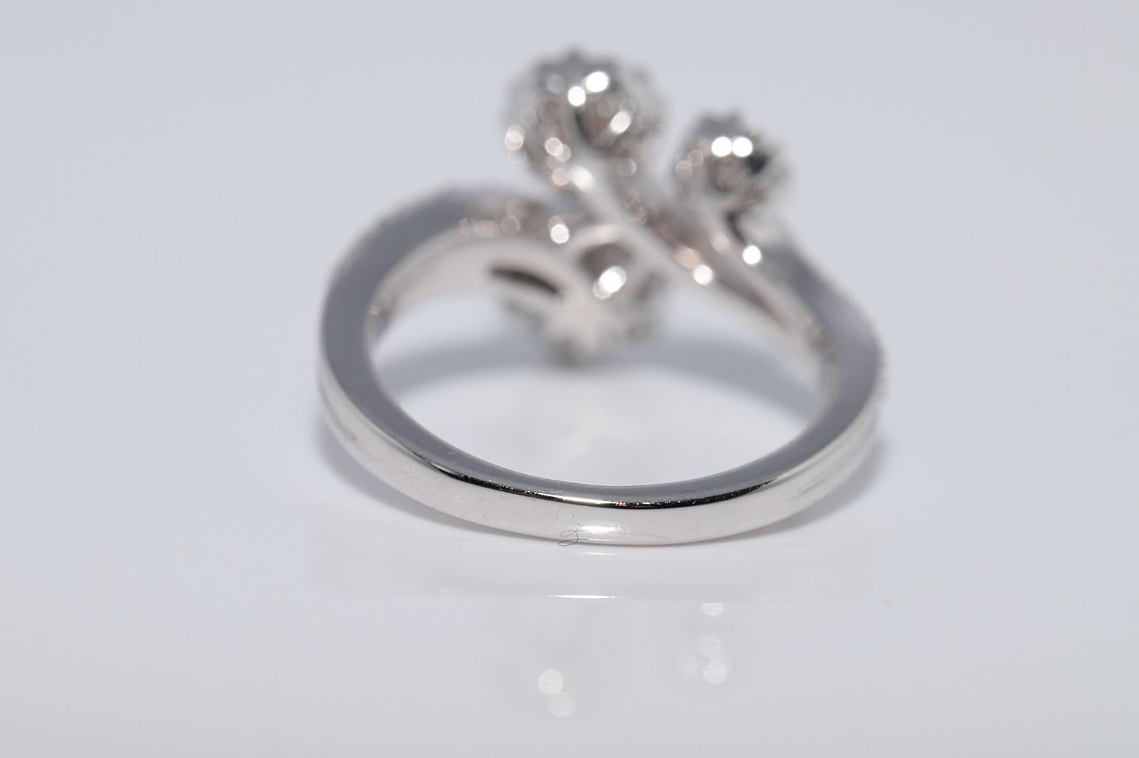 Anello di nuova fabbricazione in oro 18k con diamanti naturali e fiori decorati in vendita 4