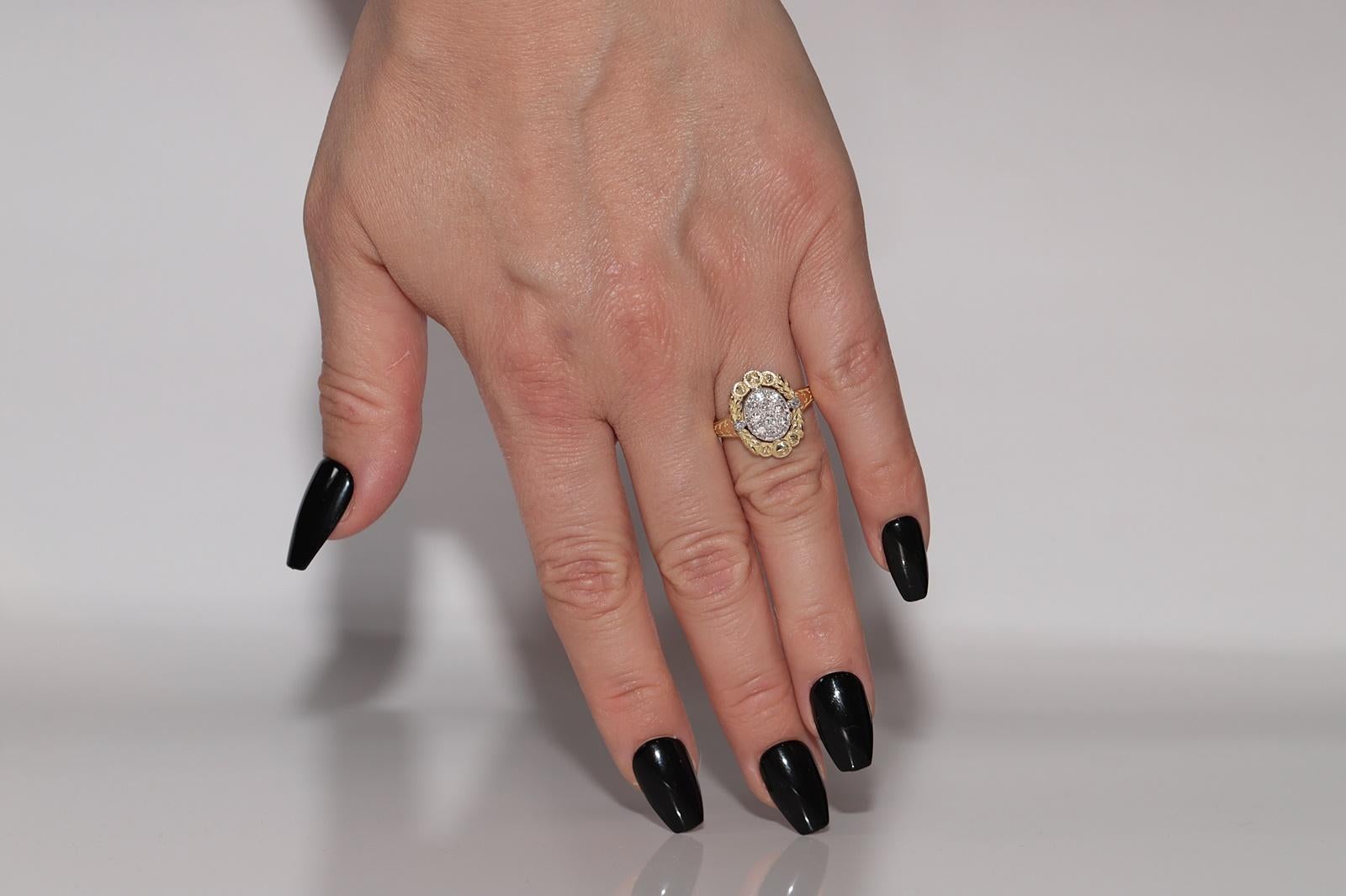 Anillo de oro de 18 quilates con dise�ño de flores decorado con diamantes naturales en venta 6