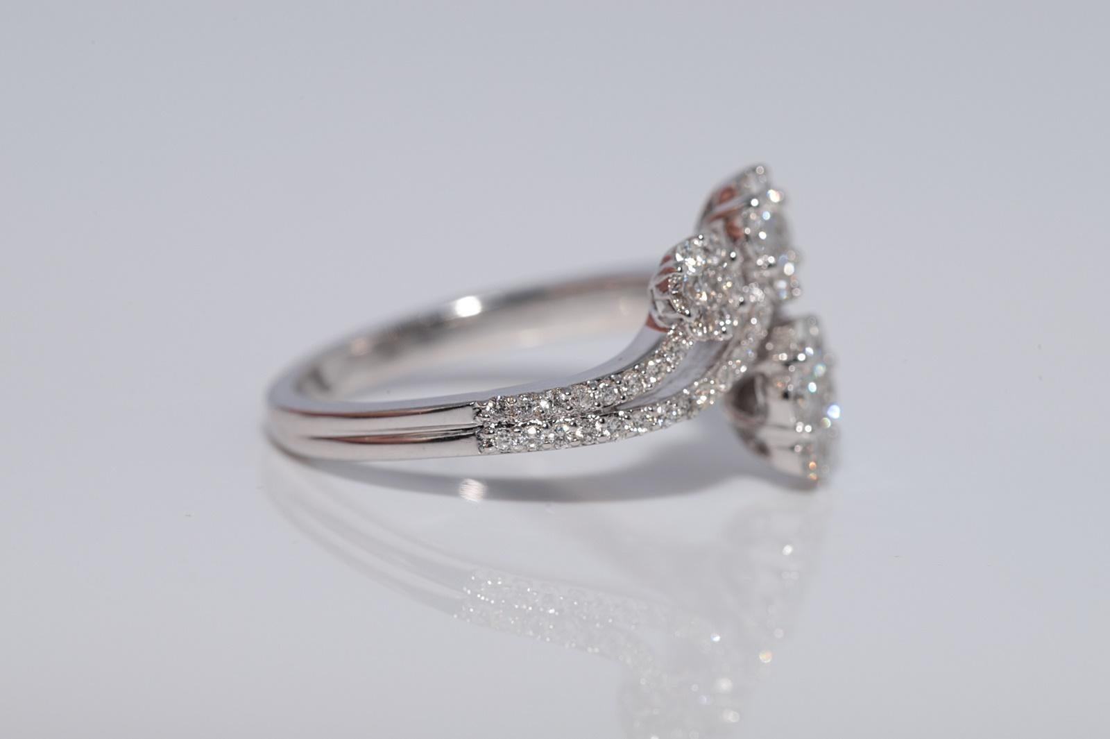 Anello di nuova fabbricazione in oro 18k con diamanti naturali e fiori decorati in vendita 9