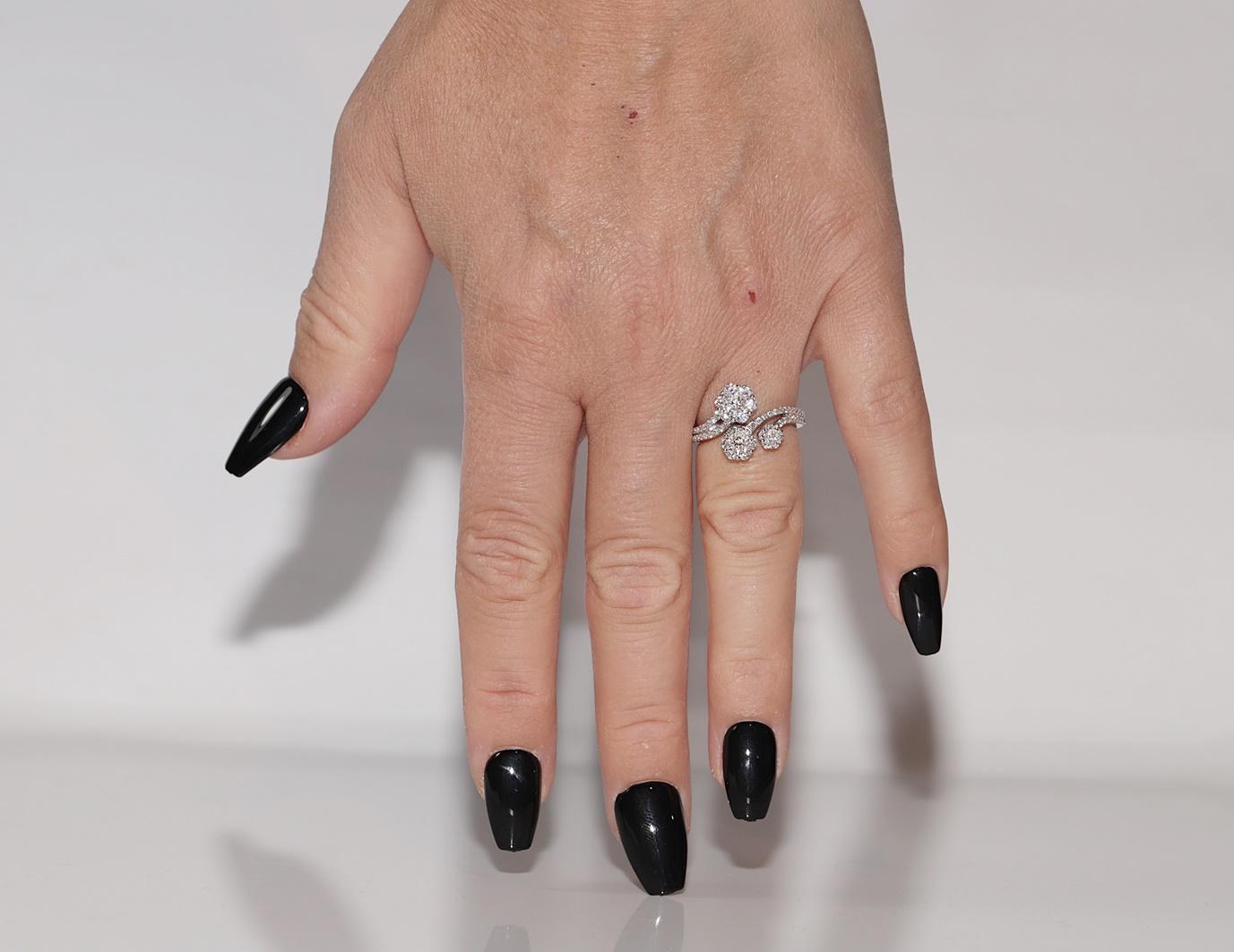 Anello di nuova fabbricazione in oro 18k con diamanti naturali e fiori decorati in vendita 10