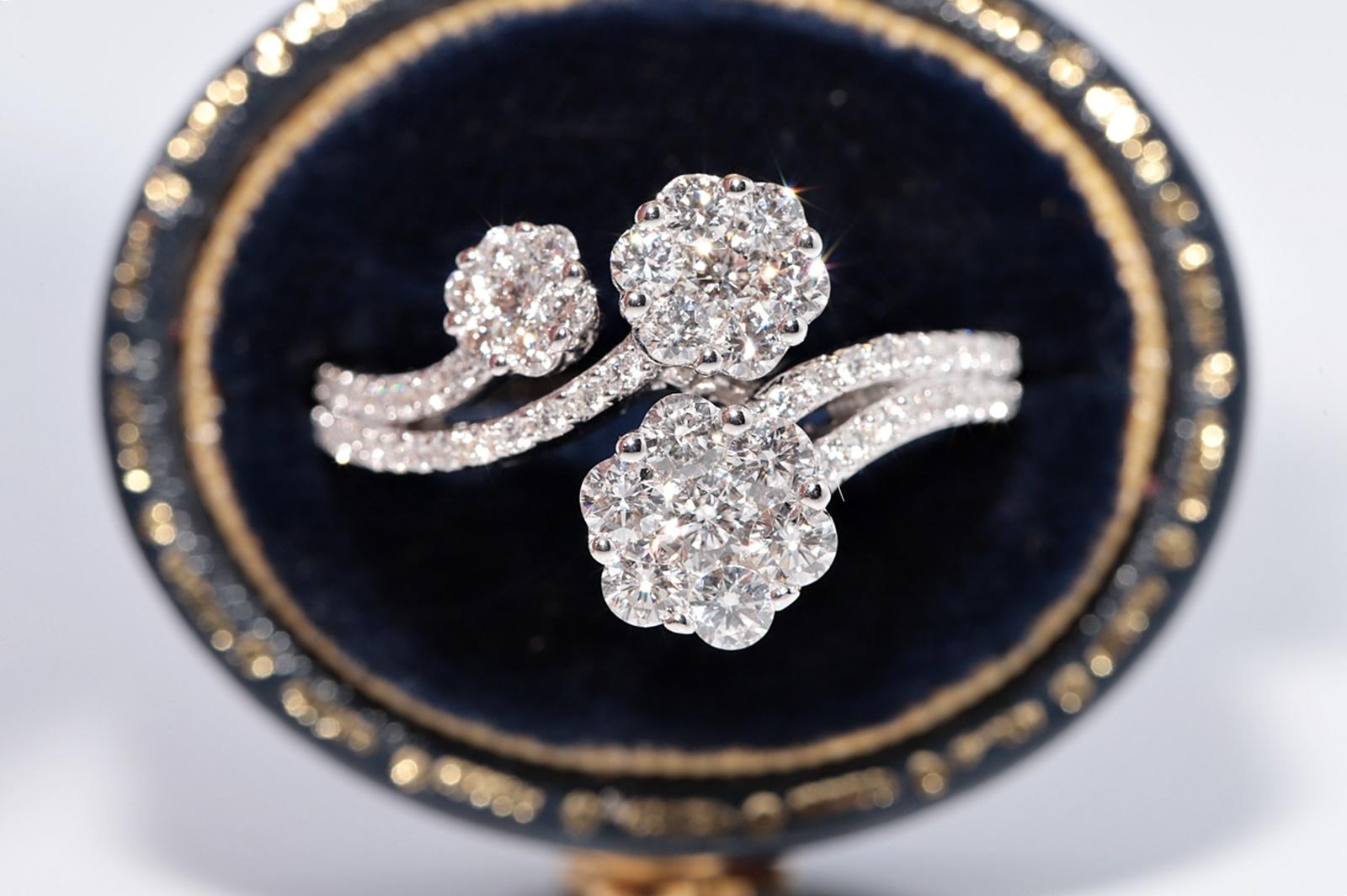 In ottime condizioni.
Il peso totale è di 5,1 grammi.
Totalmente è un diamante di 1,10 ct.
Il diamante ha colore F e purezza vvs1-vs1.
La misura dell'anello è US 5.25
Possiamo realizzare qualsiasi dimensione.
La scatola non è inclusa.
Per qualsiasi