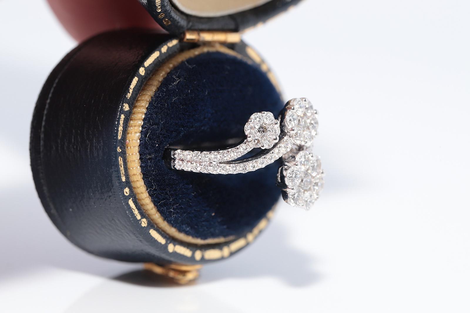 Moderno Anello di nuova fabbricazione in oro 18k con diamanti naturali e fiori decorati in vendita