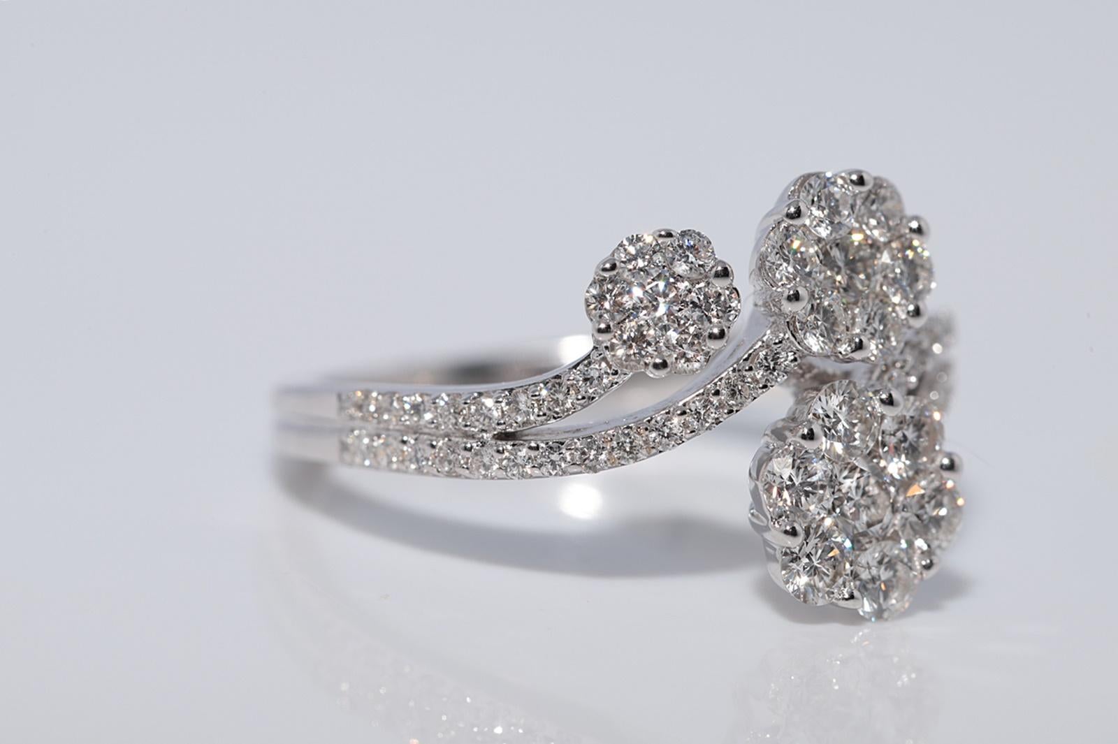 Donna Anello di nuova fabbricazione in oro 18k con diamanti naturali e fiori decorati in vendita