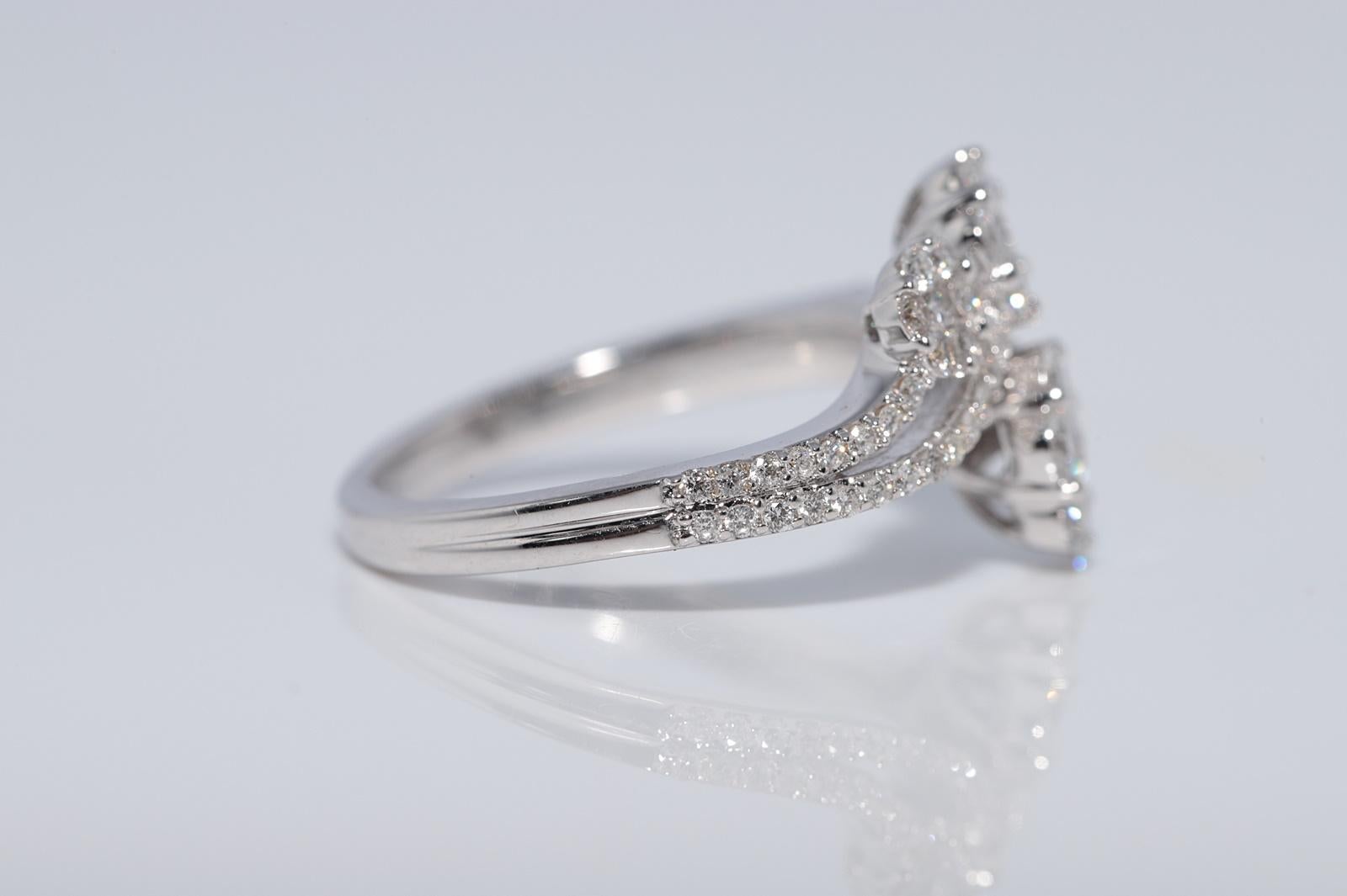 Anello di nuova fabbricazione in oro 18k con diamanti naturali e fiori decorati in vendita 1