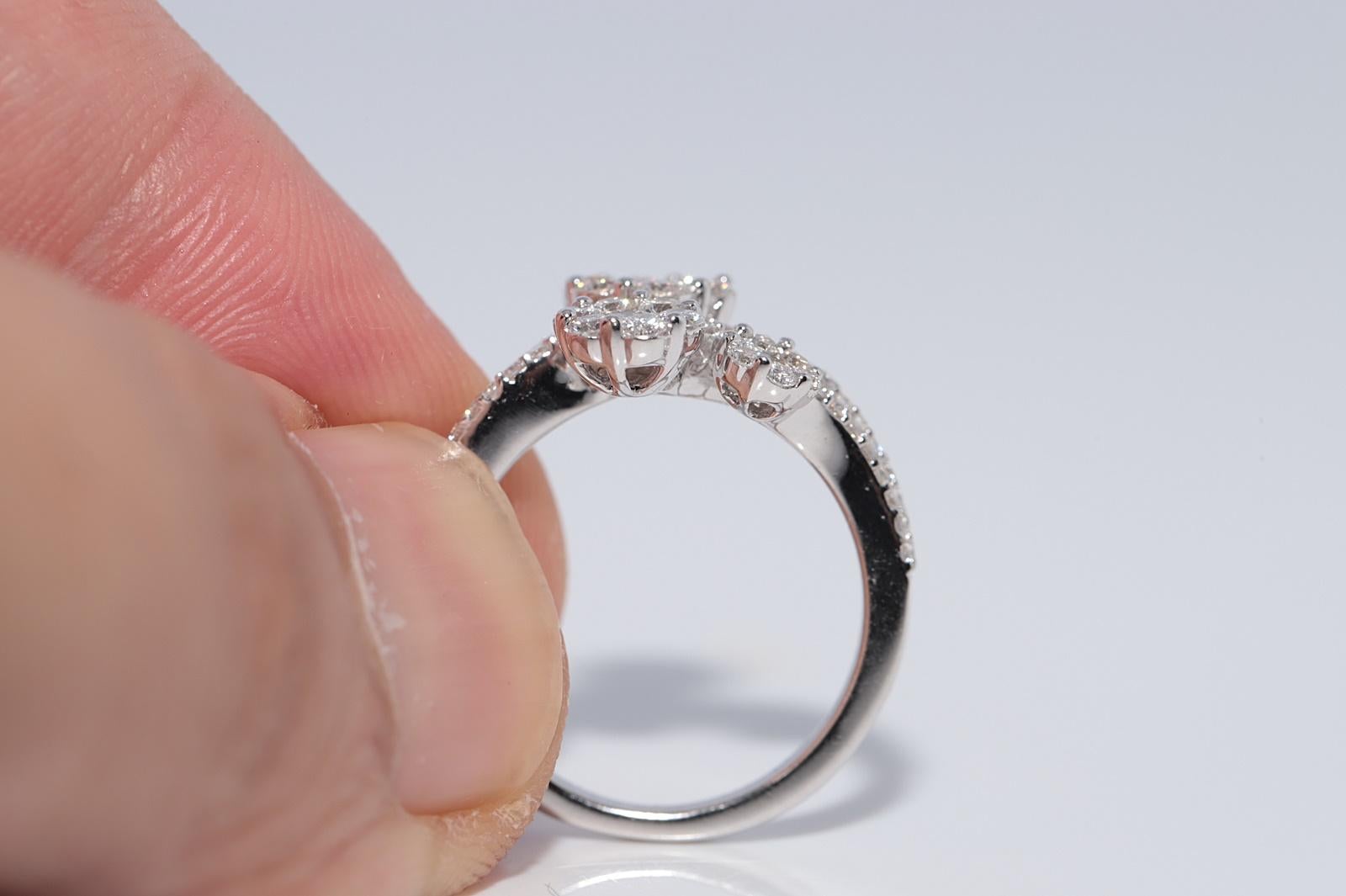 Anello di nuova fabbricazione in oro 18k con diamanti naturali e fiori decorati in vendita 2