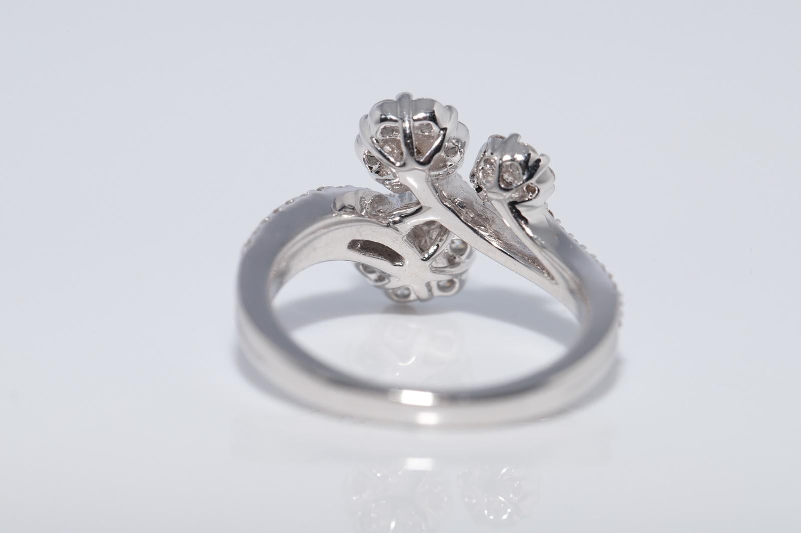 Anello di nuova fabbricazione in oro 18k con diamanti naturali e fiori decorati in vendita 3