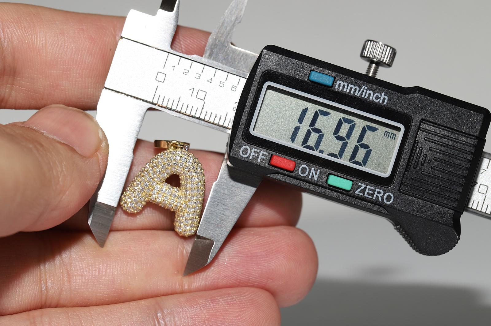 Pendentif lettres en or 18 carats, neuf et décoré de diamants naturels en vente 5