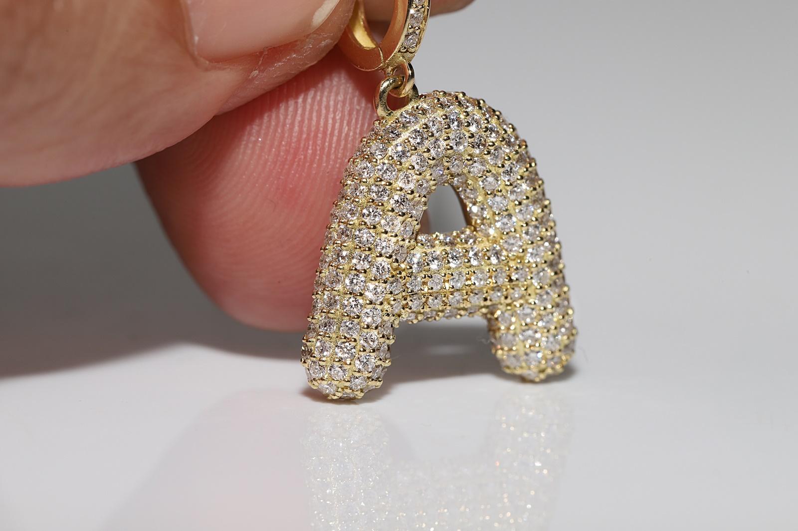 Neu Hergestellter 18 Karat Gold Natürlicher Diamant-Anhänger mit verziertem Buchstaben A (Brillantschliff) im Angebot