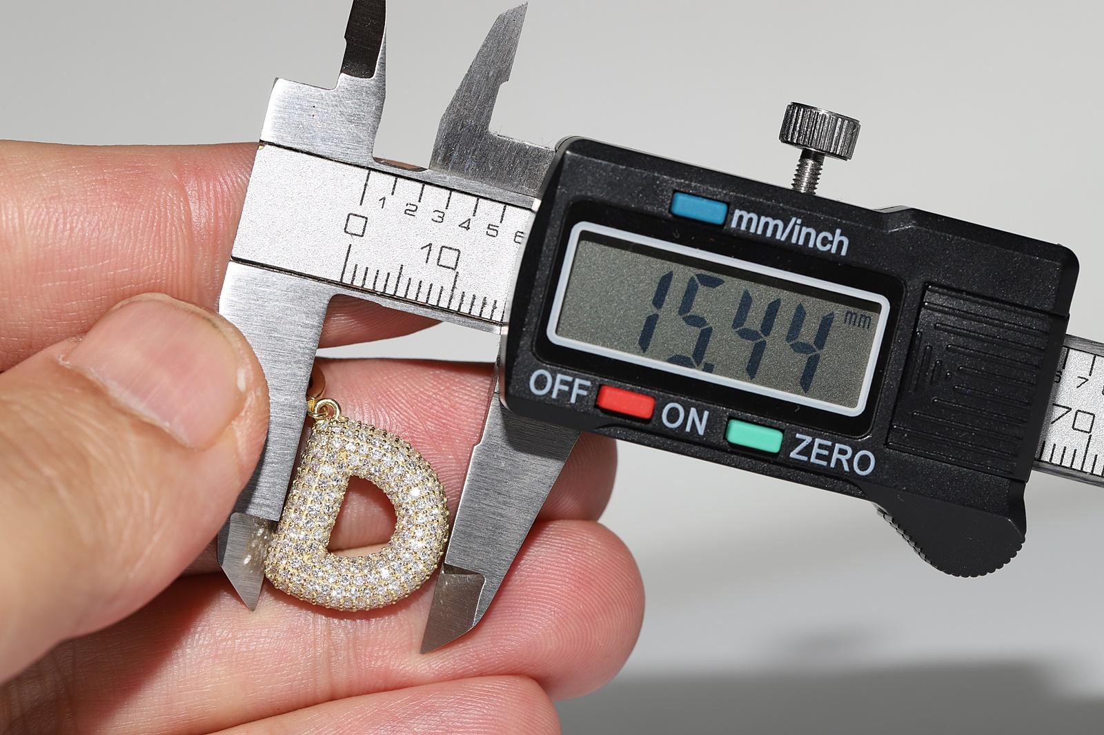Neu Hergestellter 18 Karat Gold Natürlicher Diamant-Anhänger mit verziertem Buchstaben D im Angebot 5