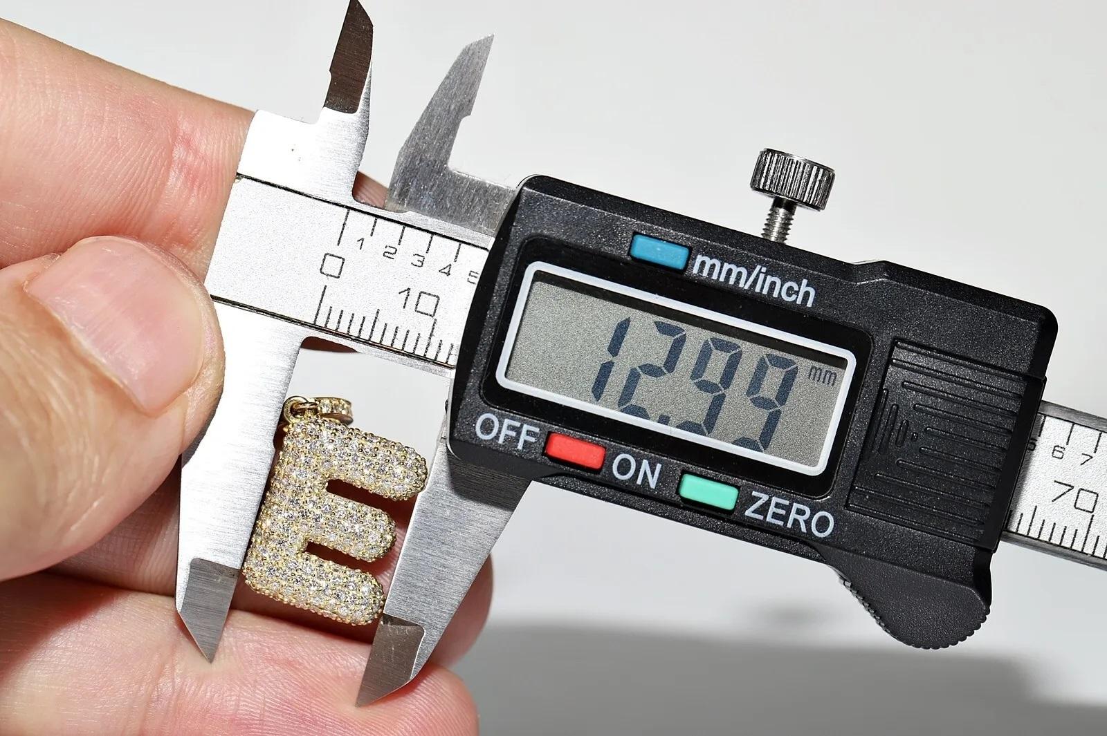 Pendentif lettre E décoré de diamants naturels en or 18 carats, neuf en vente 3