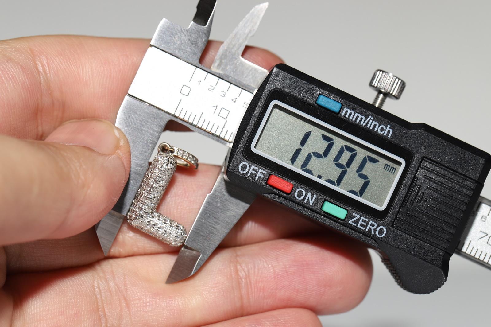 Pendentif lettre L décoré de diamants naturels en or 18 carats, neuf en vente 4