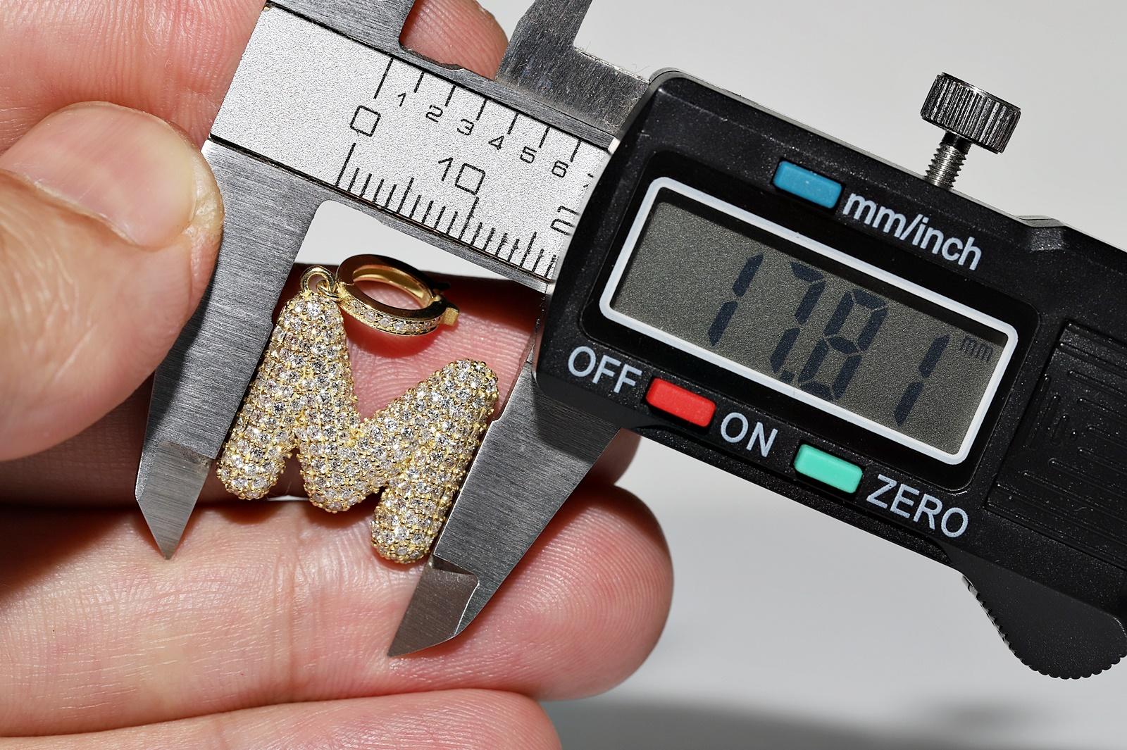 Colgante Letra M Decorado con Diamantes Naturales de Oro de 18k de Nueva Fabricación en venta 4