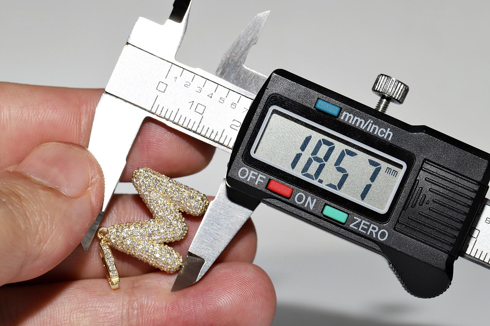 Colgante Letra M Decorado con Diamantes Naturales de Oro de 18k de Nueva Fabricación en venta 5