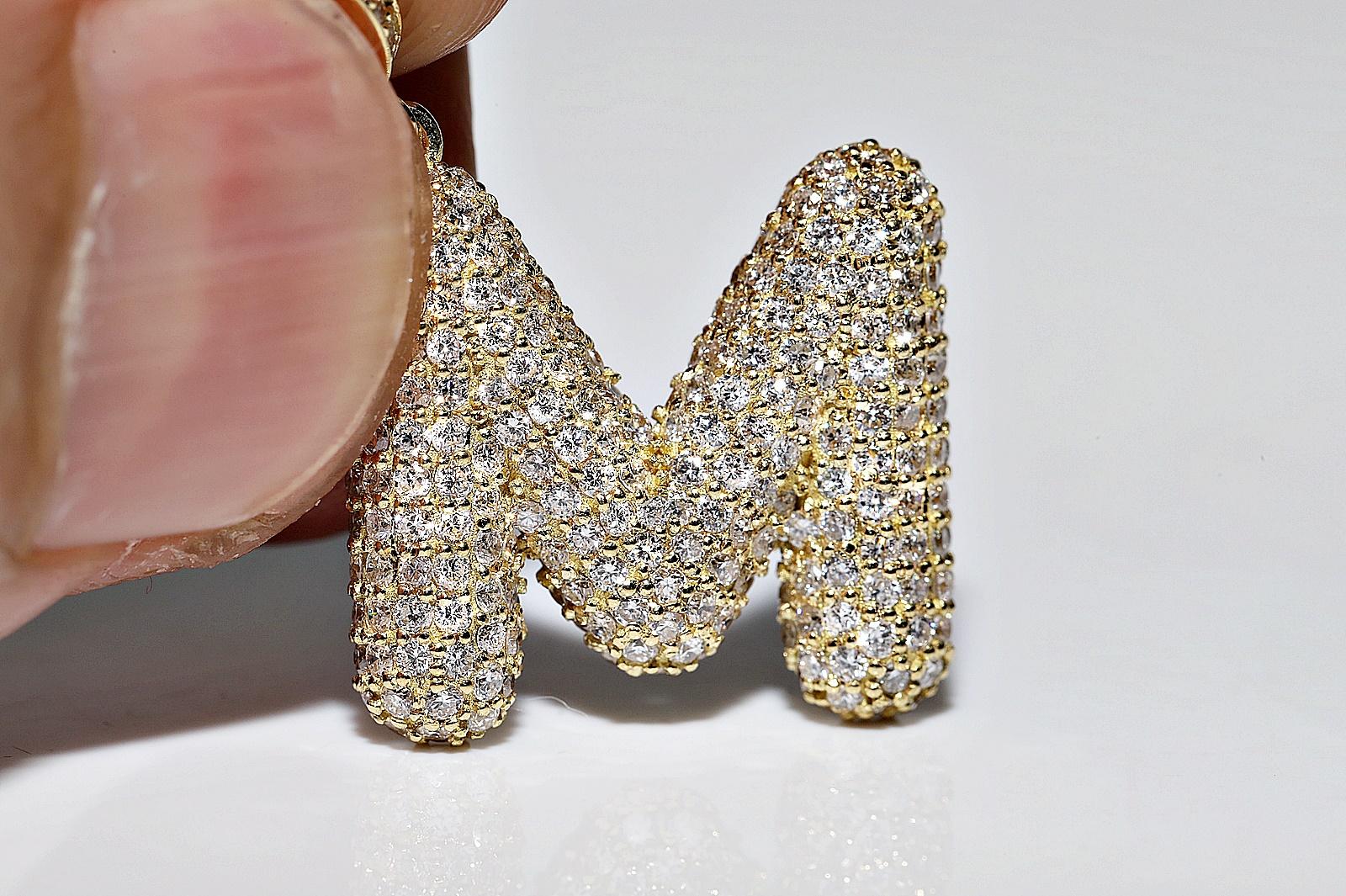 Colgante Letra M Decorado con Diamantes Naturales de Oro de 18k de Nueva Fabricación en venta 8