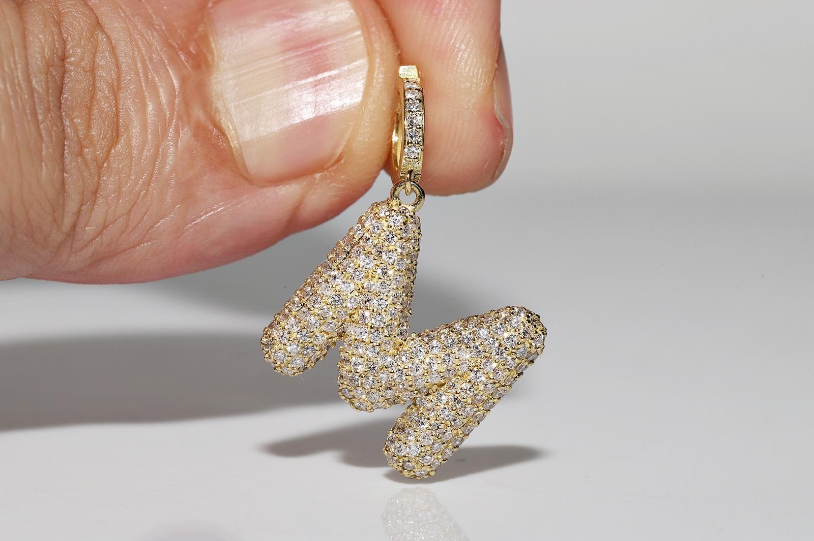 Colgante Letra M Decorado con Diamantes Naturales de Oro de 18k de Nueva Fabricación en venta 10