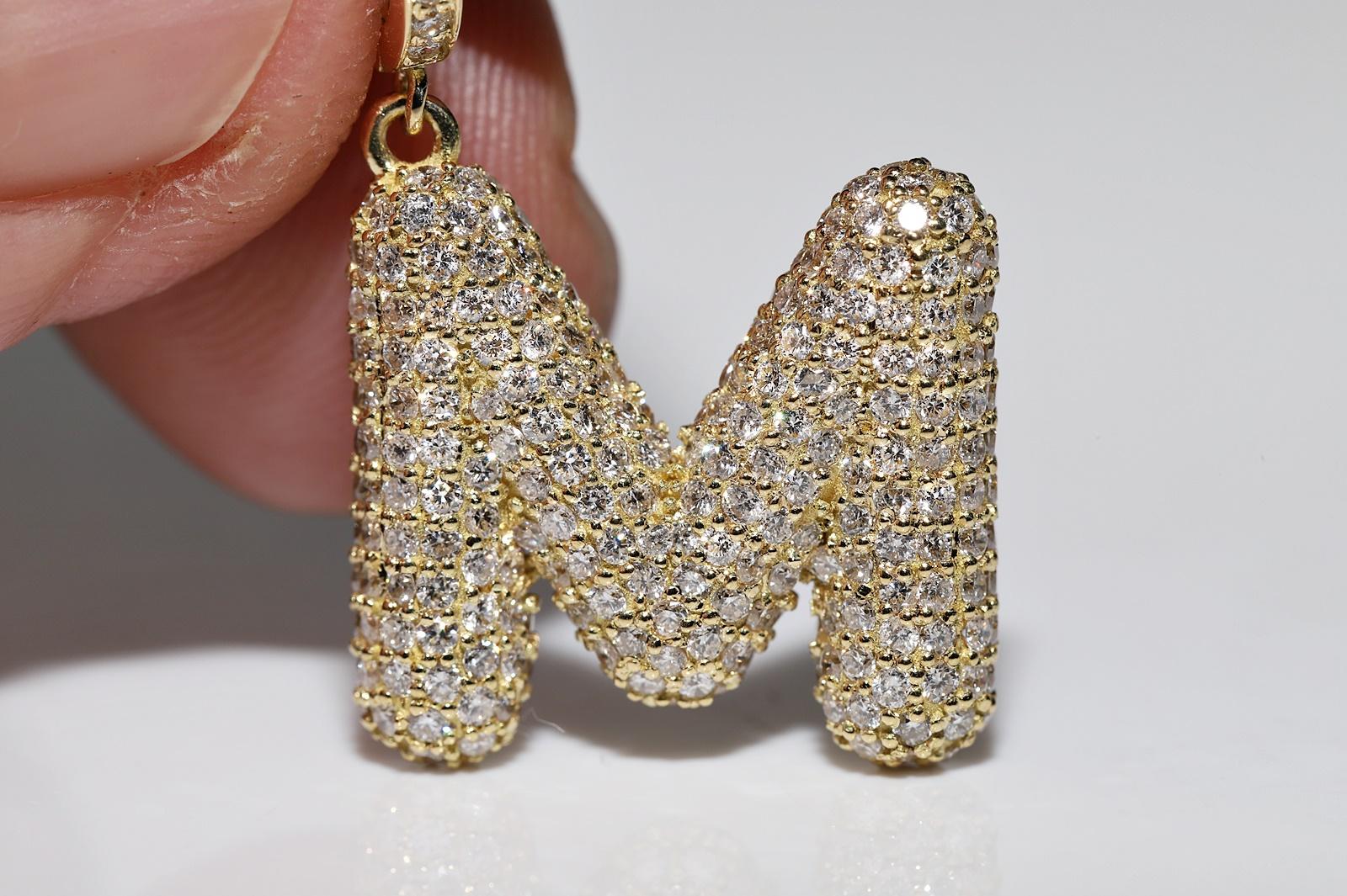 Colgante Letra M Decorado con Diamantes Naturales de Oro de 18k de Nueva Fabricación Moderno en venta