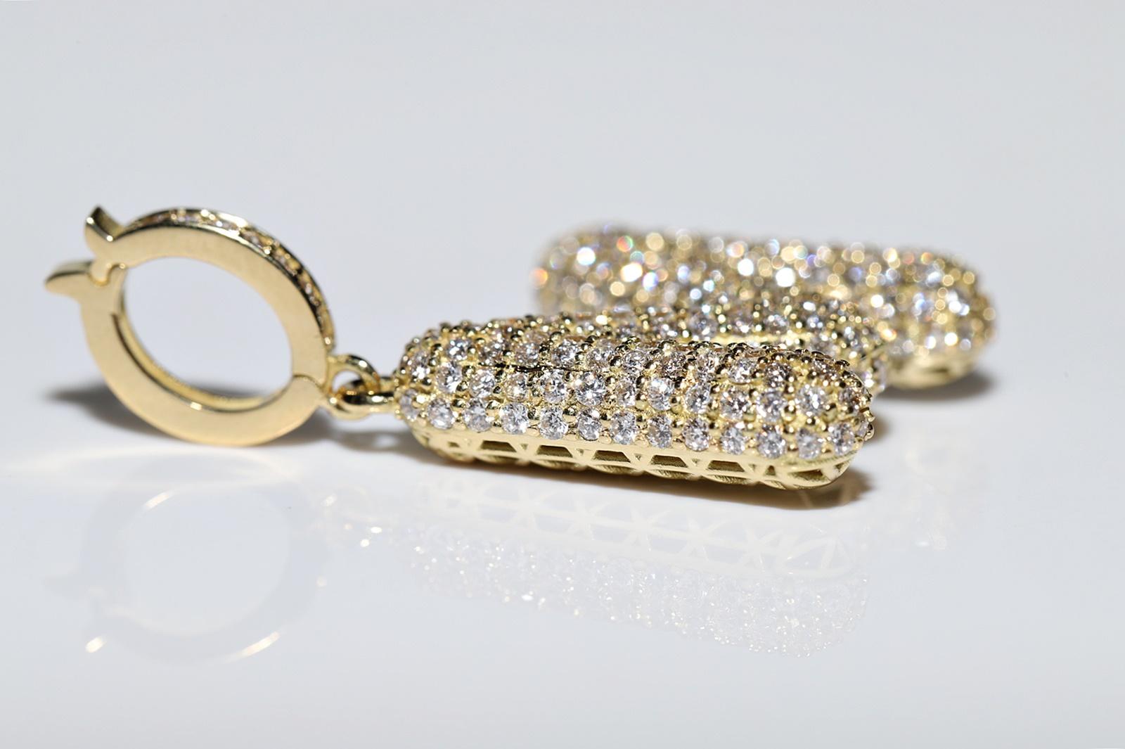 Taglio brillante Ciondolo Lettera M decorato con diamanti naturali in oro 18 carati di nuova realizzazione in vendita
