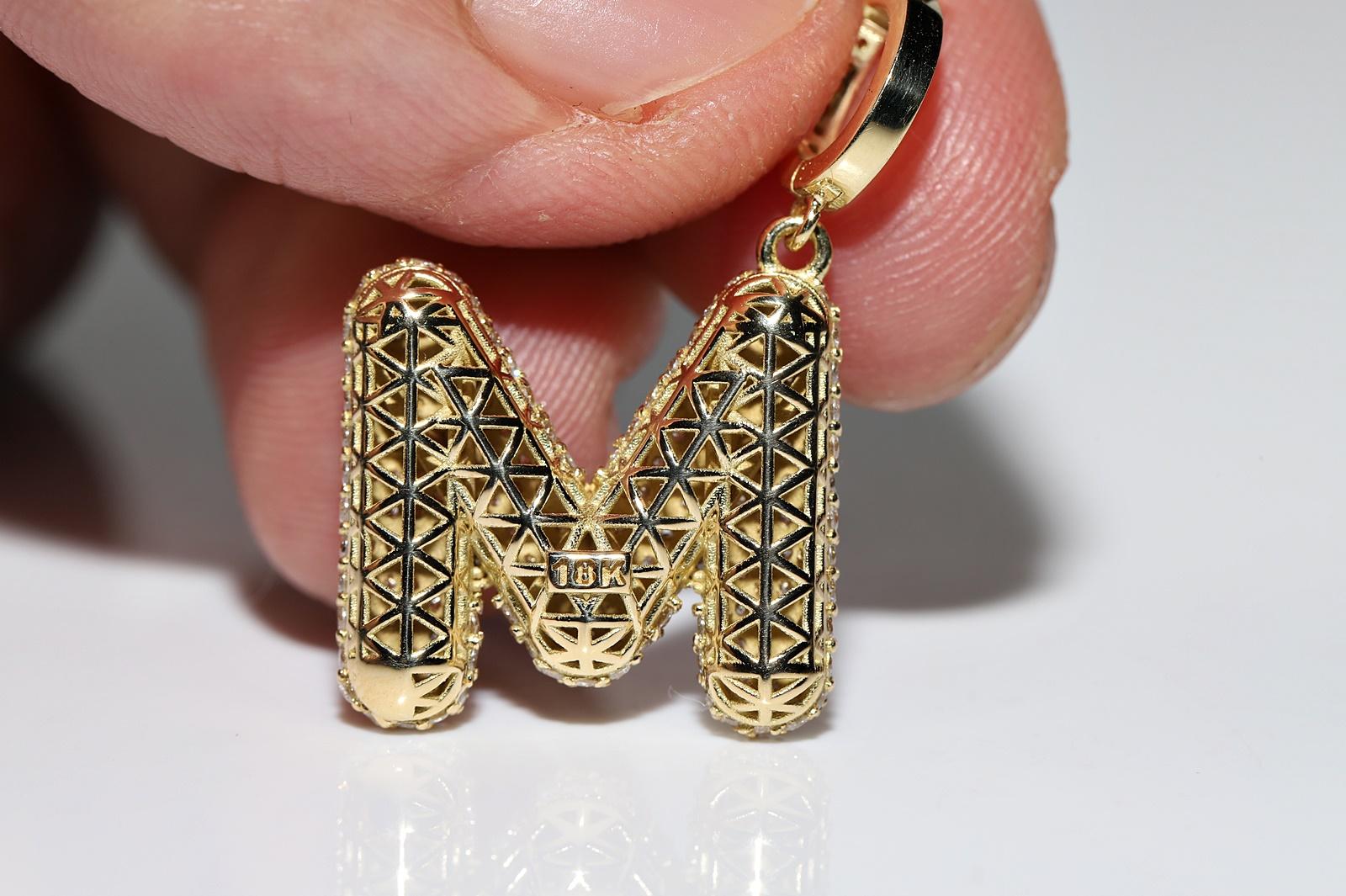 Colgante Letra M Decorado con Diamantes Naturales de Oro de 18k de Nueva Fabricación en venta 1