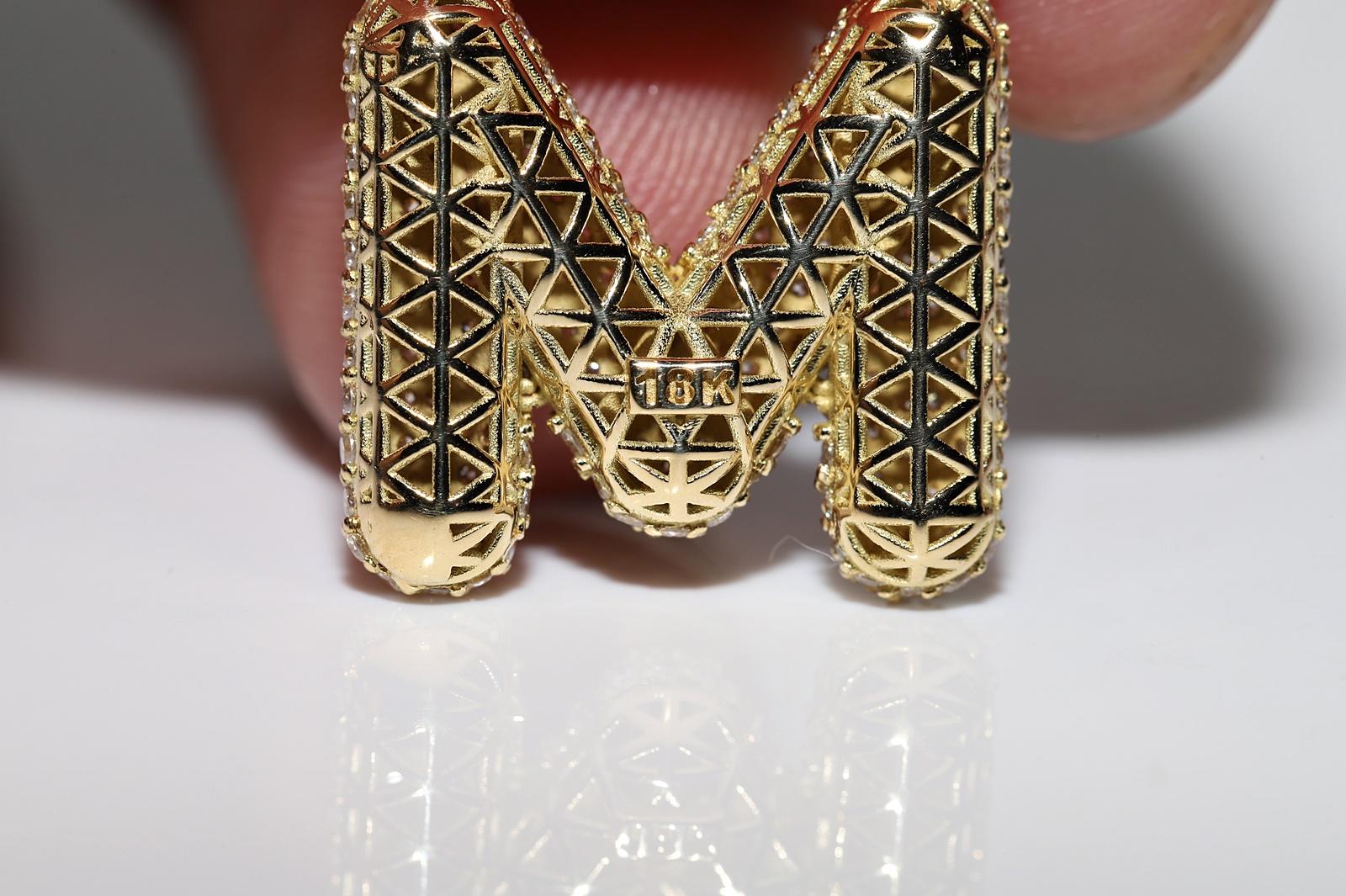 Colgante Letra M Decorado con Diamantes Naturales de Oro de 18k de Nueva Fabricación en venta 2