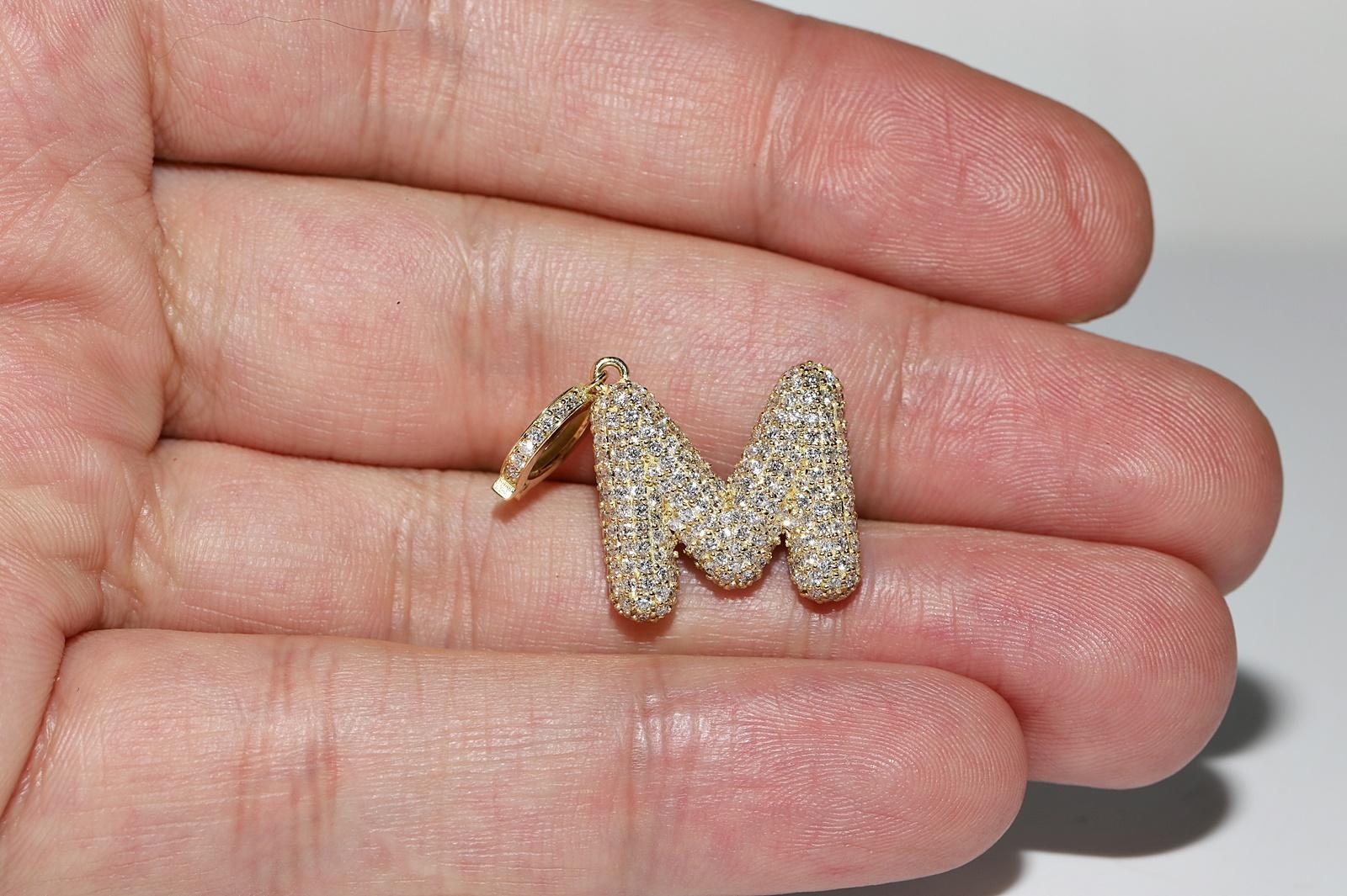 Colgante Letra M Decorado con Diamantes Naturales de Oro de 18k de Nueva Fabricación en venta 3