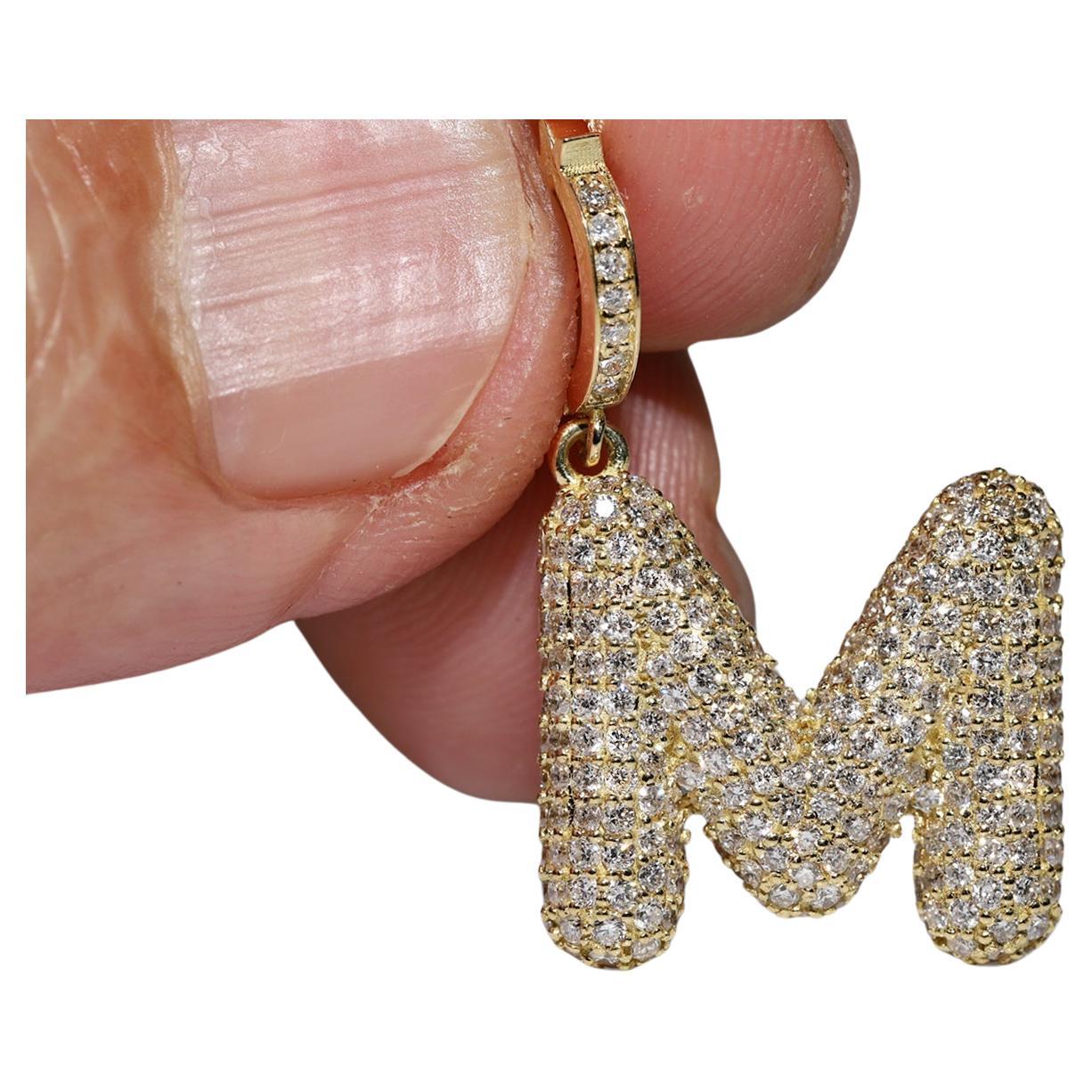 Ciondolo Lettera M decorato con diamanti naturali in oro 18 carati di nuova realizzazione